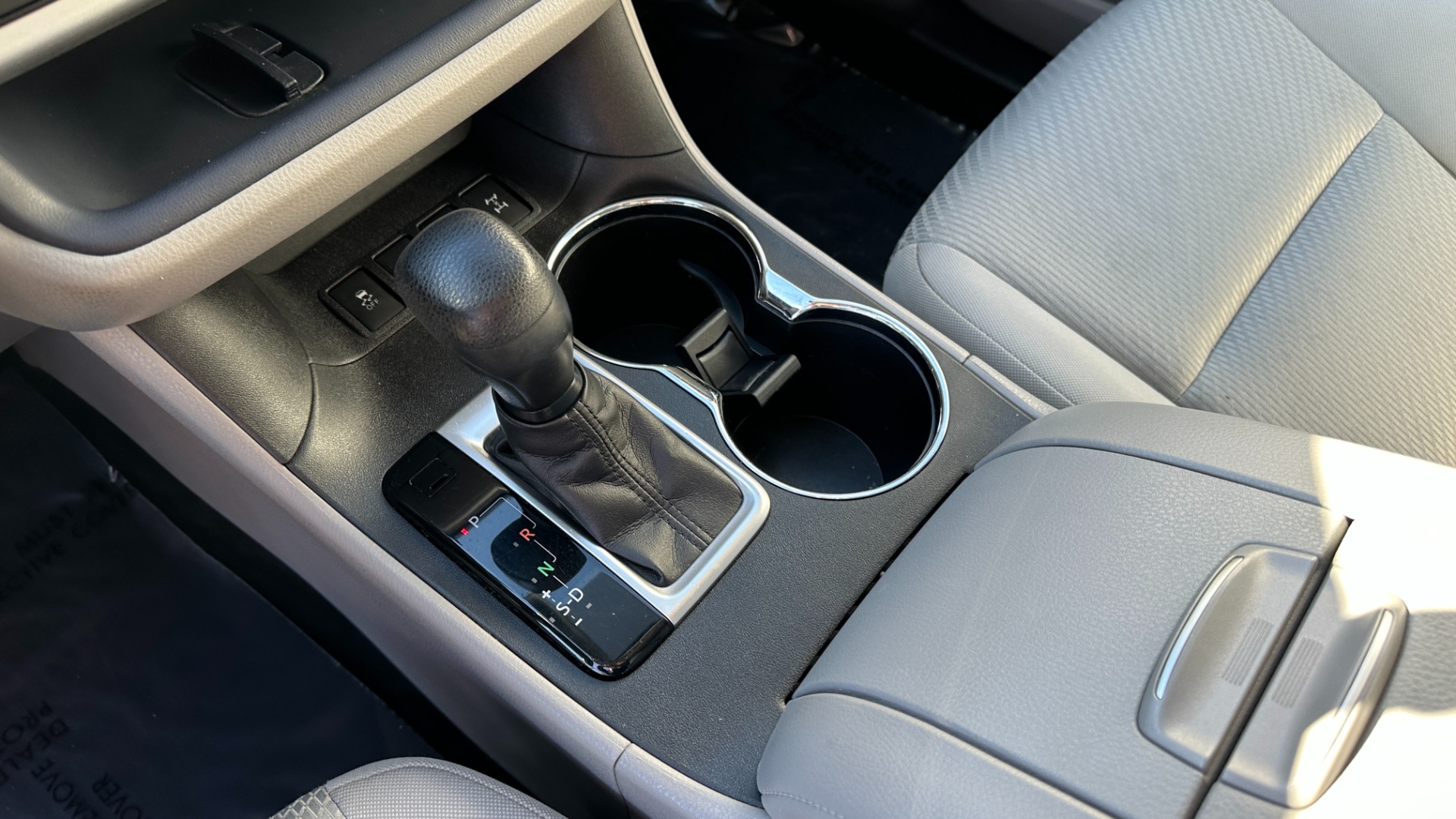 Used 2017 Toyota Highlander LE / AWD / V6 ENGINE / ROOF BARS / CLOTH SEATINGG for sale $27,995 at Formula Imports in Charlotte NC 28227 17