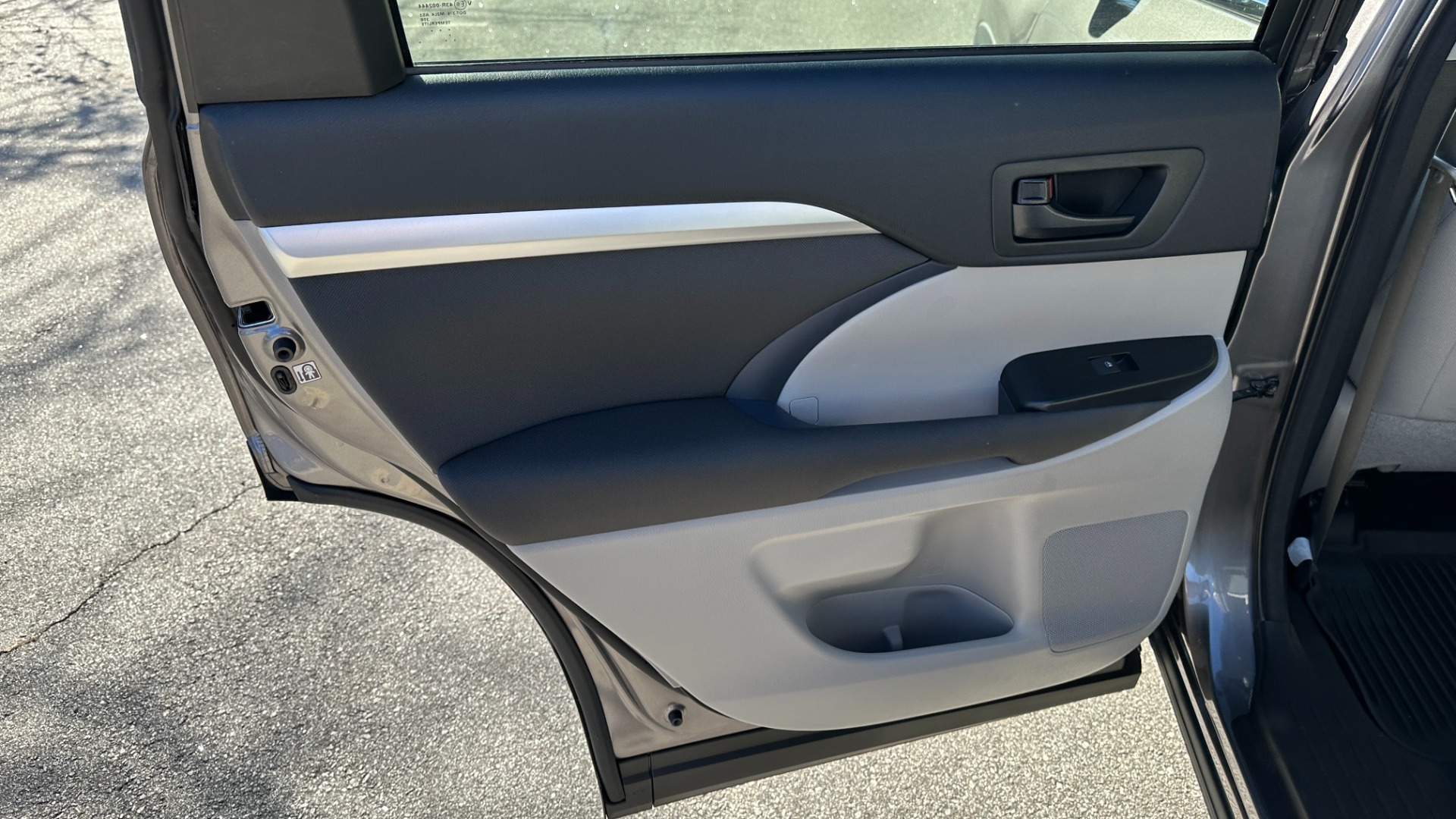 Used 2017 Toyota Highlander LE / AWD / V6 ENGINE / ROOF BARS / CLOTH SEATINGG for sale $27,995 at Formula Imports in Charlotte NC 28227 19
