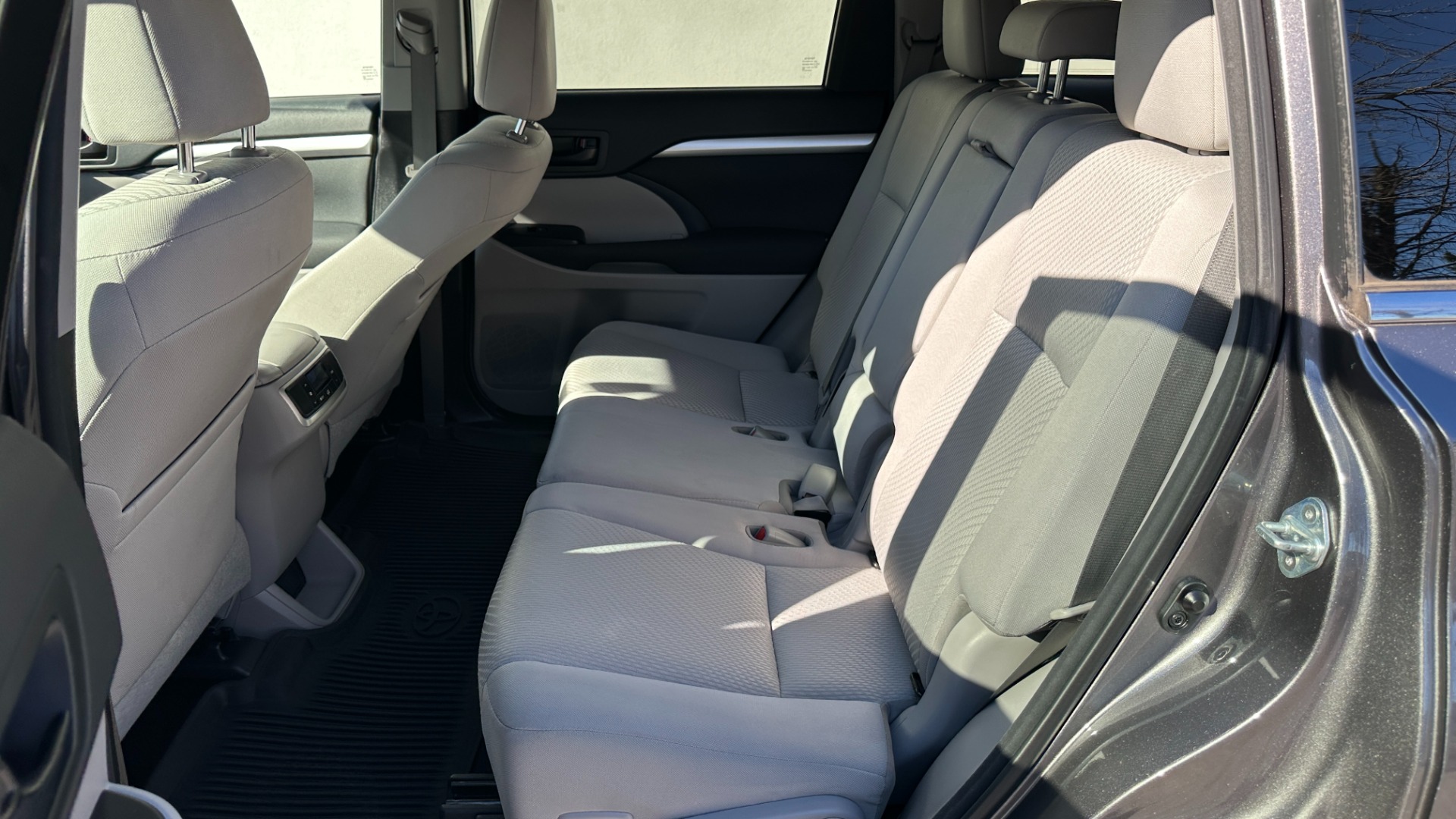 Used 2017 Toyota Highlander LE / AWD / V6 ENGINE / ROOF BARS / CLOTH SEATINGG for sale $27,995 at Formula Imports in Charlotte NC 28227 20