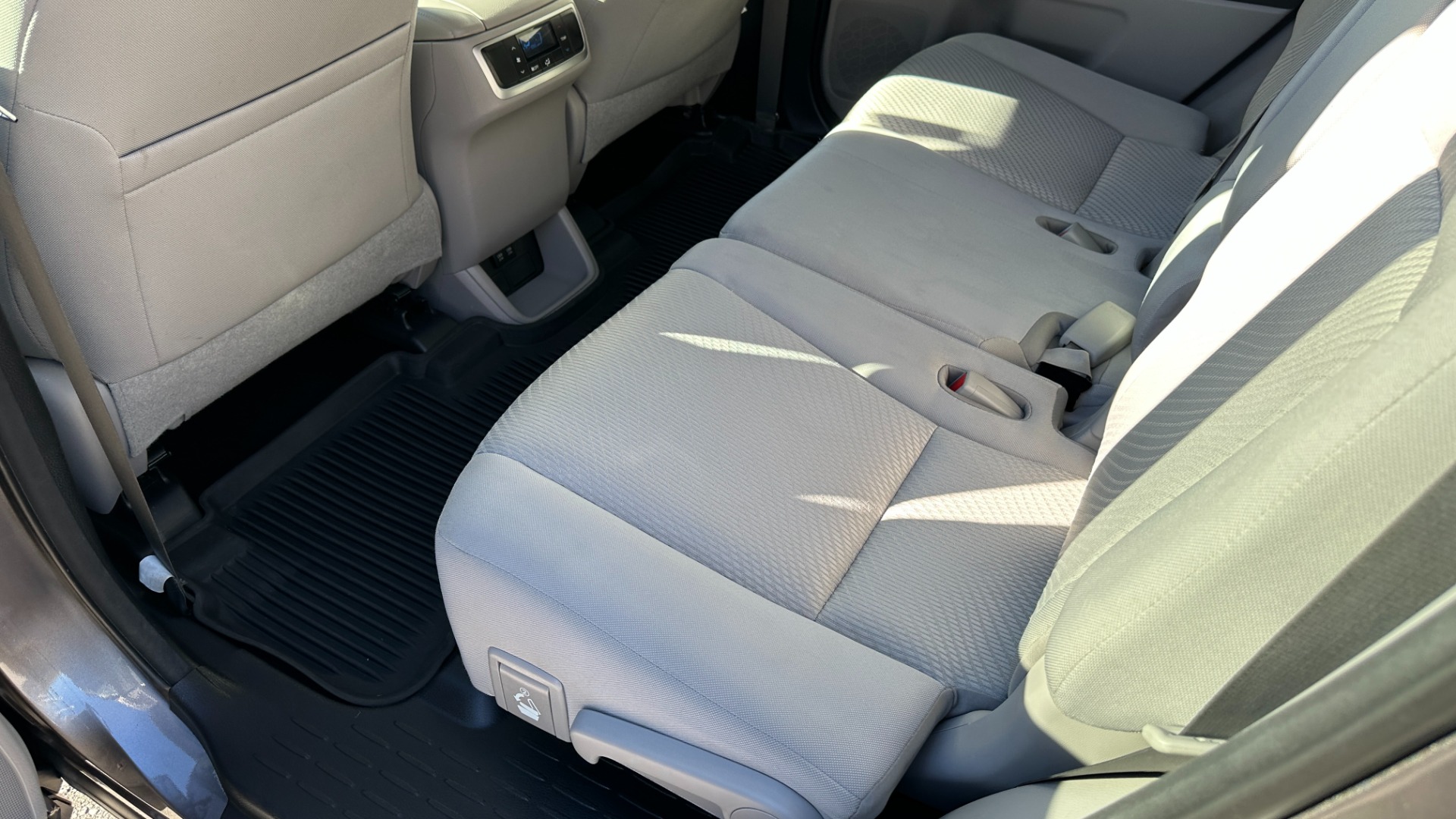 Used 2017 Toyota Highlander LE / AWD / V6 ENGINE / ROOF BARS / CLOTH SEATINGG for sale $27,995 at Formula Imports in Charlotte NC 28227 22