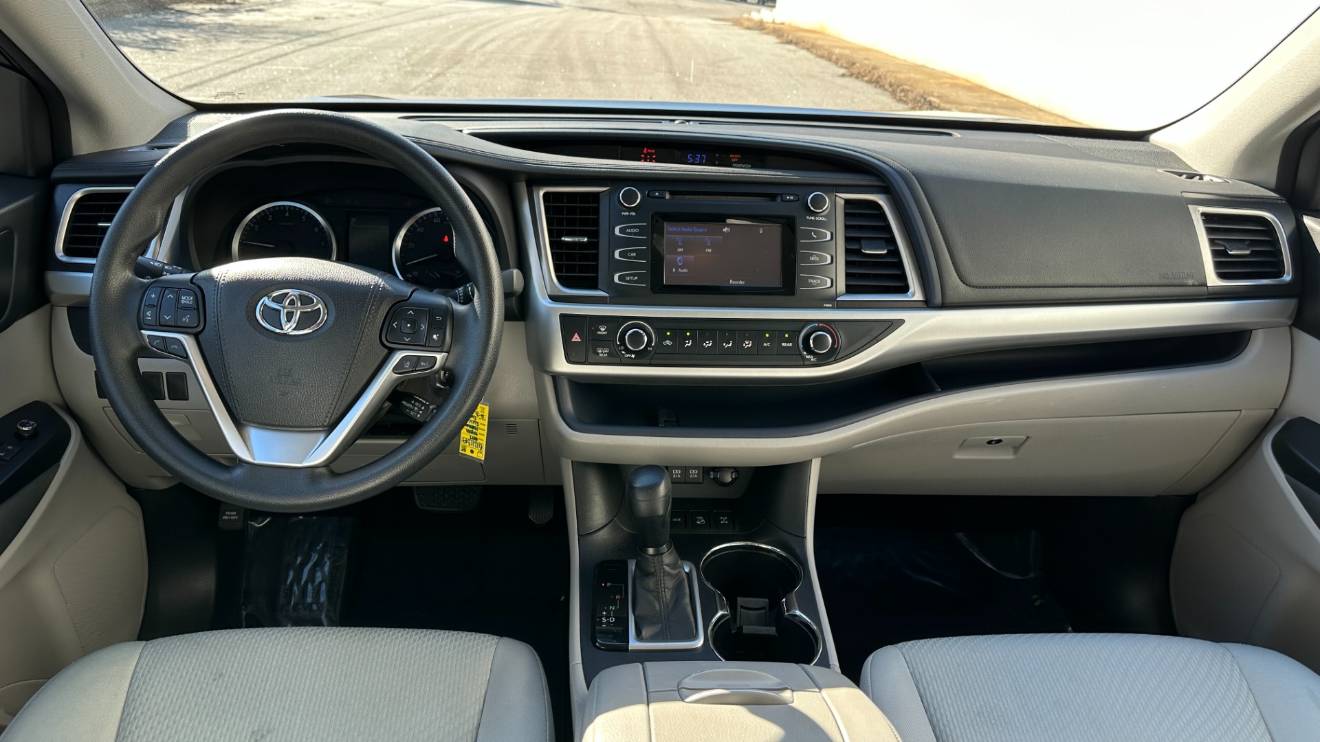 Used 2017 Toyota Highlander LE / AWD / V6 ENGINE / ROOF BARS / CLOTH SEATINGG for sale $27,995 at Formula Imports in Charlotte NC 28227 23