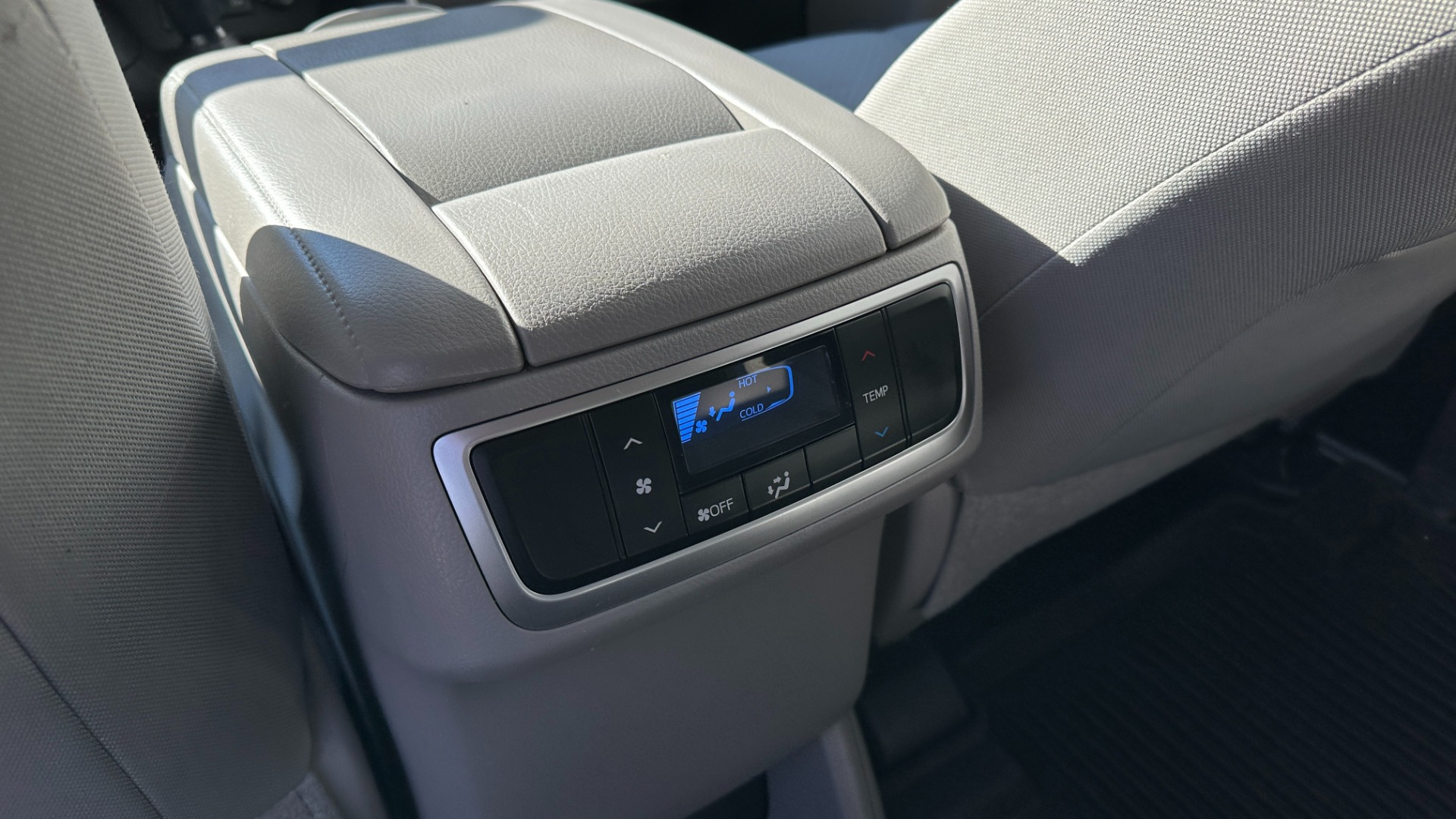 Used 2017 Toyota Highlander LE / AWD / V6 ENGINE / ROOF BARS / CLOTH SEATINGG for sale $27,995 at Formula Imports in Charlotte NC 28227 24