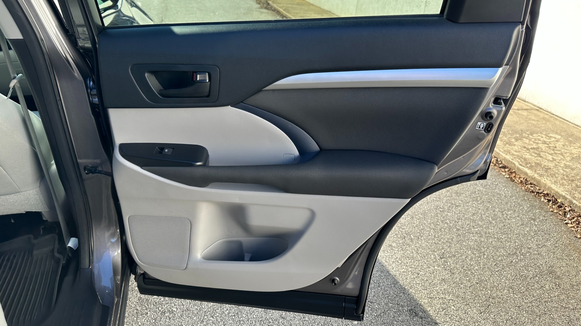 Used 2017 Toyota Highlander LE / AWD / V6 ENGINE / ROOF BARS / CLOTH SEATINGG for sale $27,995 at Formula Imports in Charlotte NC 28227 25