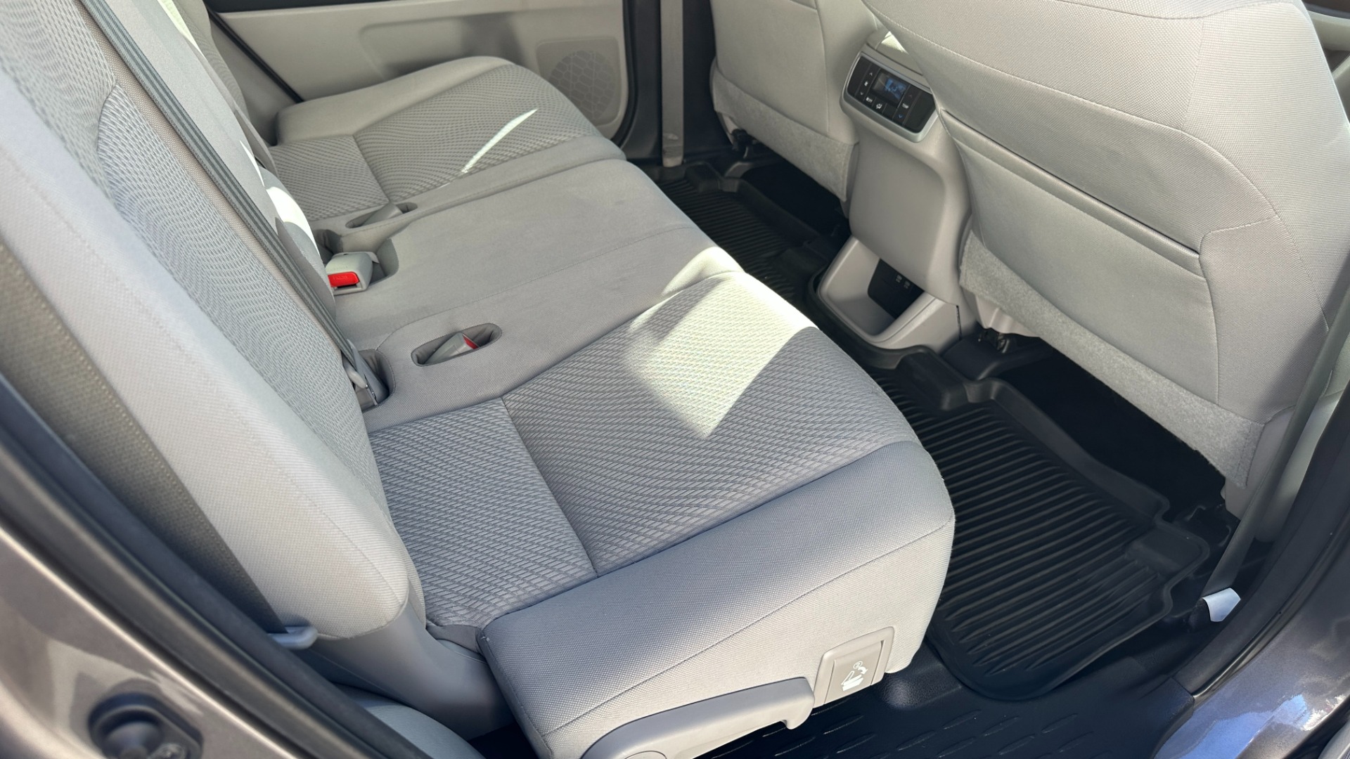 Used 2017 Toyota Highlander LE / AWD / V6 ENGINE / ROOF BARS / CLOTH SEATINGG for sale $27,995 at Formula Imports in Charlotte NC 28227 26