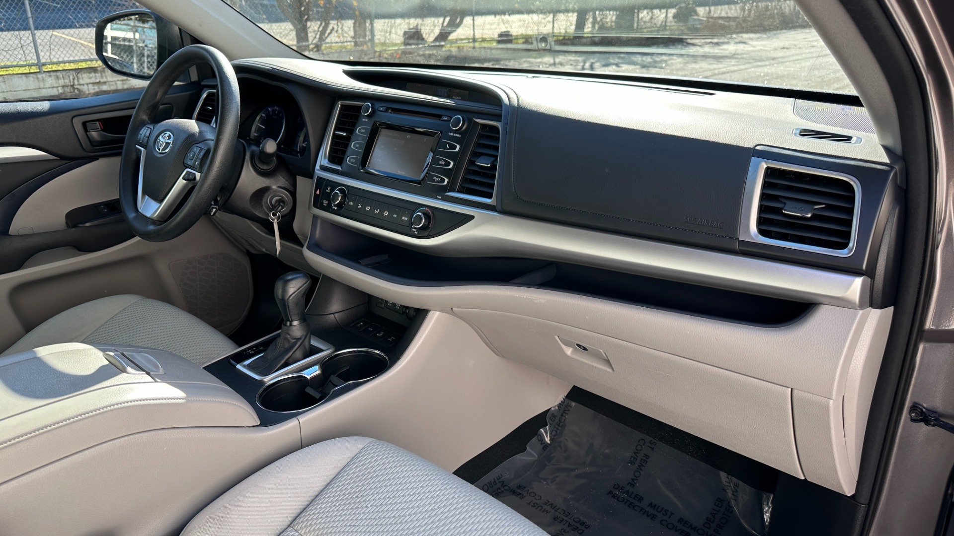 Used 2017 Toyota Highlander LE / AWD / V6 ENGINE / ROOF BARS / CLOTH SEATINGG for sale $27,995 at Formula Imports in Charlotte NC 28227 29