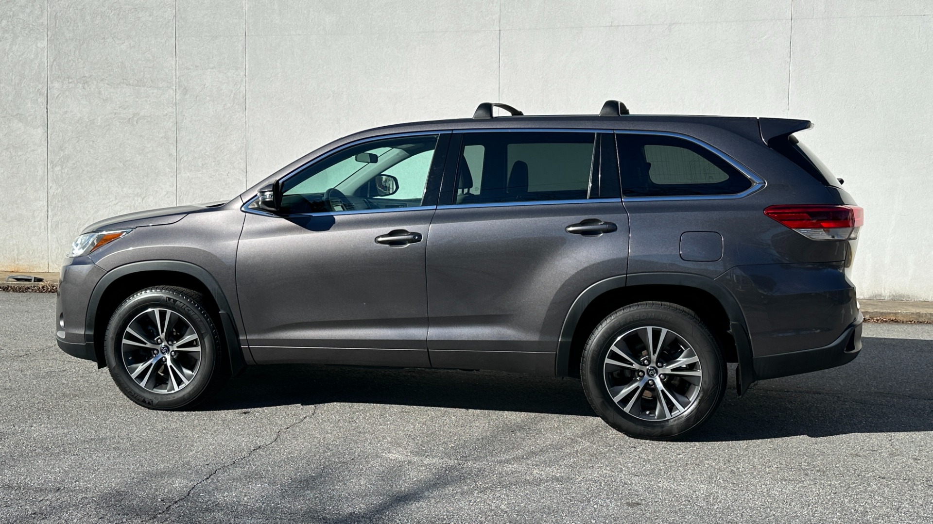 Used 2017 Toyota Highlander LE / AWD / V6 ENGINE / ROOF BARS / CLOTH SEATINGG for sale $27,995 at Formula Imports in Charlotte NC 28227 3