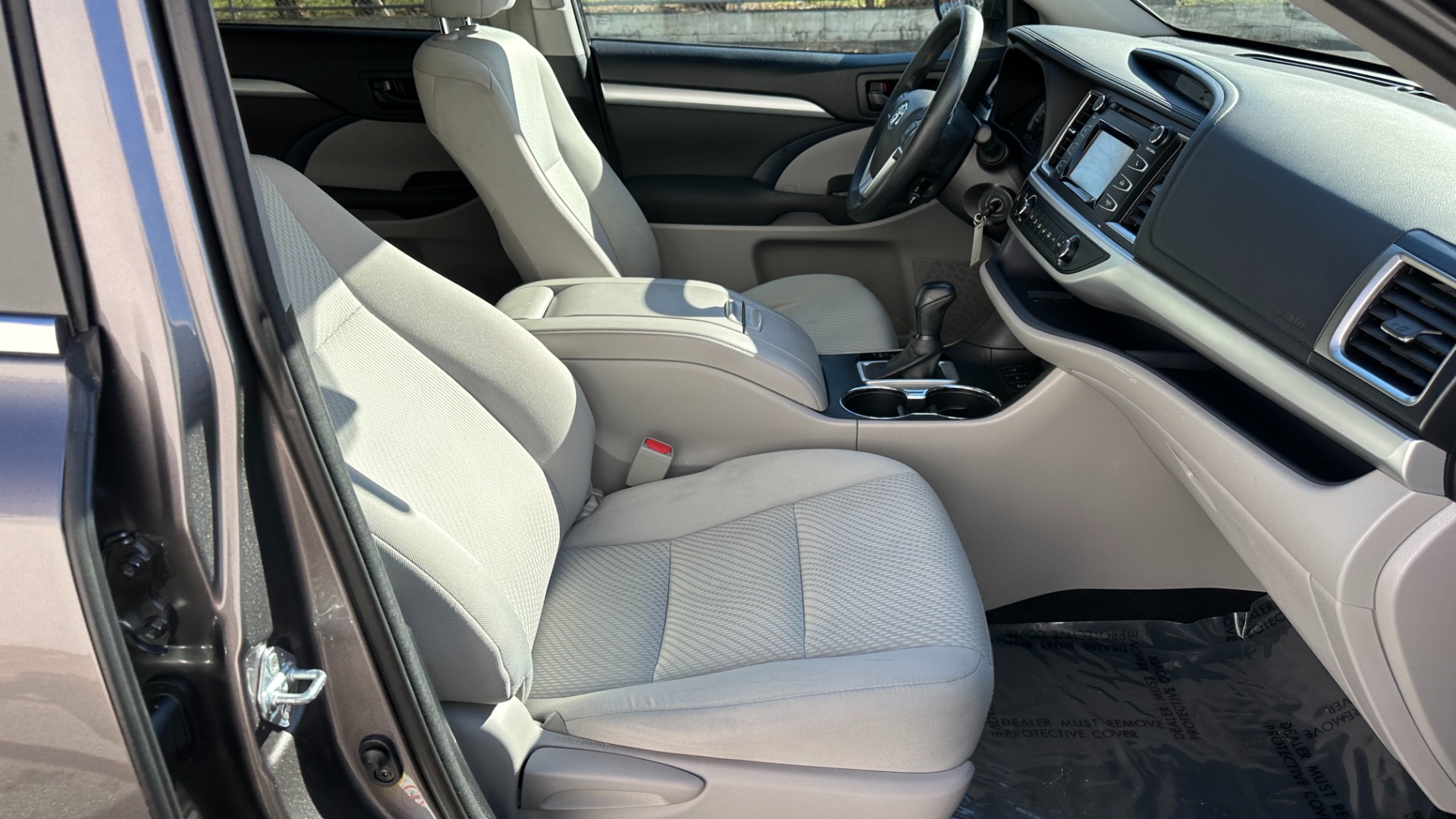 Used 2017 Toyota Highlander LE / AWD / V6 ENGINE / ROOF BARS / CLOTH SEATINGG for sale $27,995 at Formula Imports in Charlotte NC 28227 30