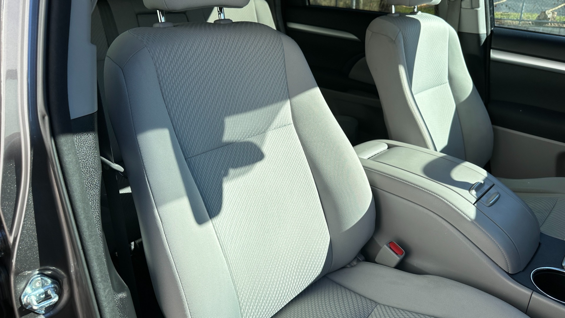 Used 2017 Toyota Highlander LE / AWD / V6 ENGINE / ROOF BARS / CLOTH SEATINGG for sale $27,995 at Formula Imports in Charlotte NC 28227 31