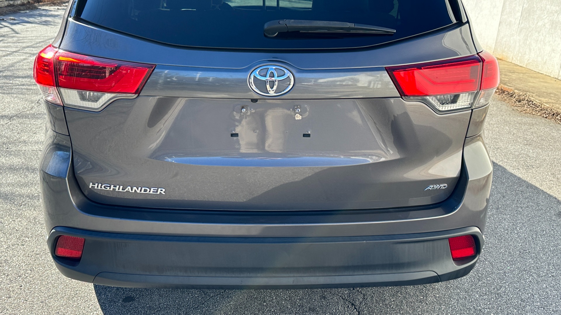 Used 2017 Toyota Highlander LE / AWD / V6 ENGINE / ROOF BARS / CLOTH SEATINGG for sale $27,995 at Formula Imports in Charlotte NC 28227 35