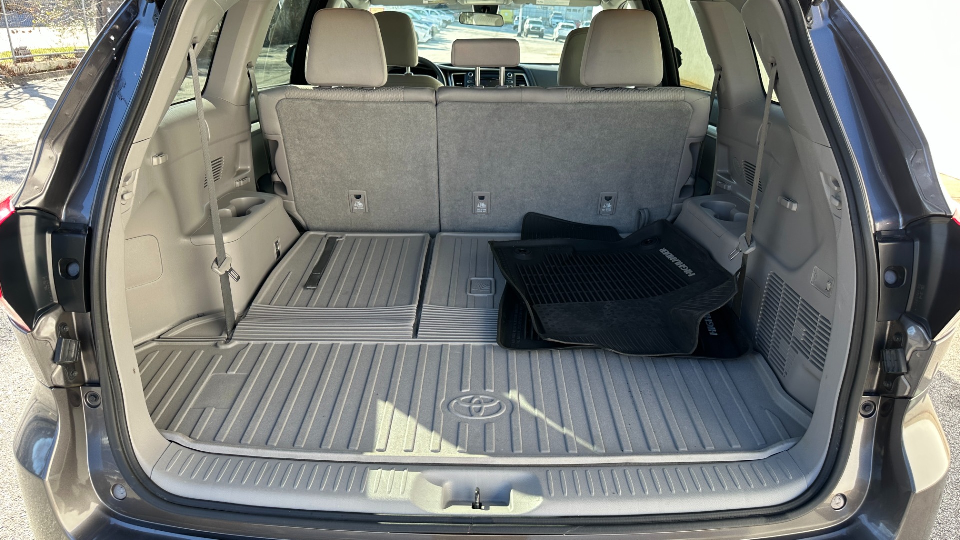 Used 2017 Toyota Highlander LE / AWD / V6 ENGINE / ROOF BARS / CLOTH SEATINGG for sale $27,995 at Formula Imports in Charlotte NC 28227 36