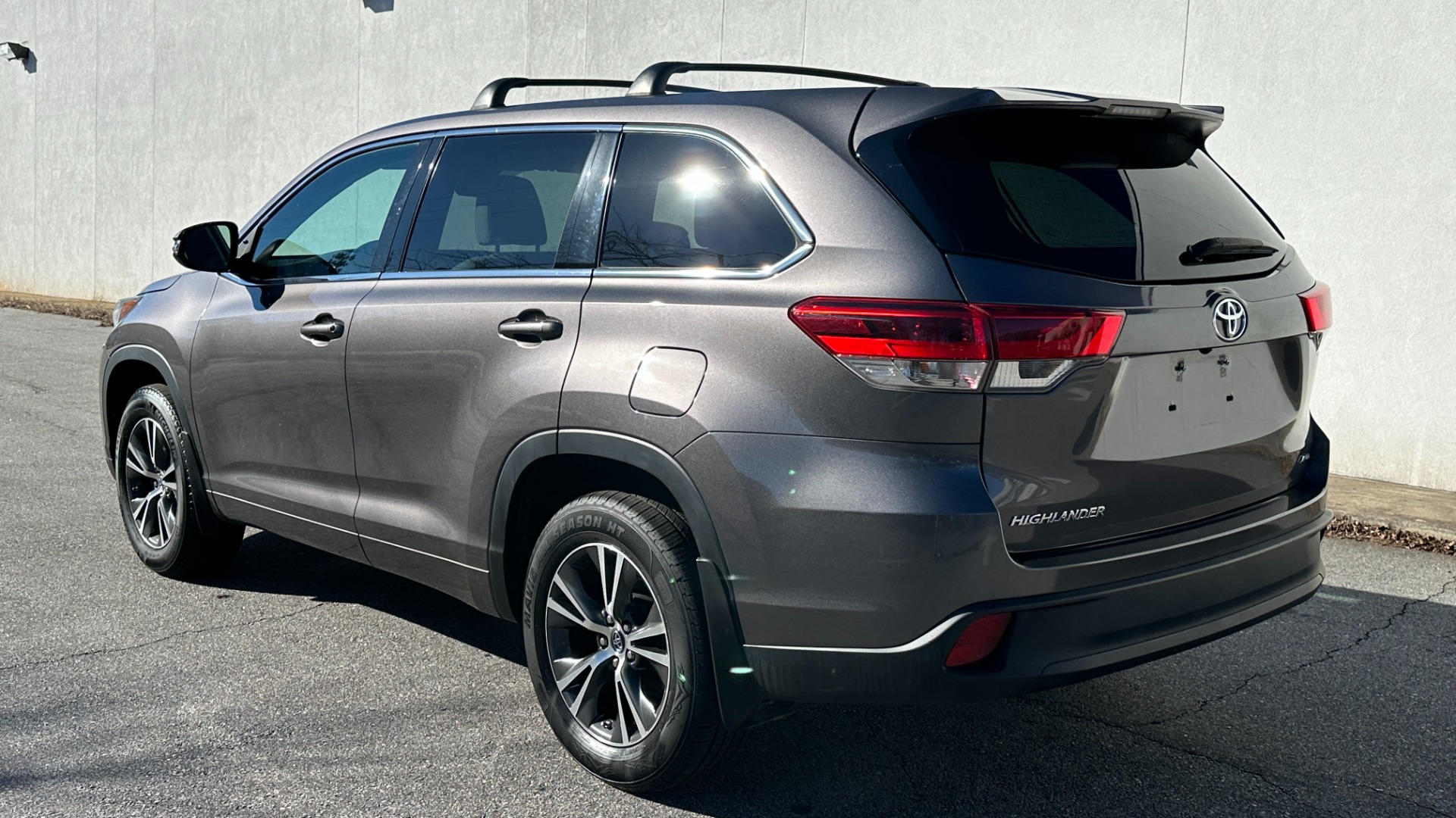 Used 2017 Toyota Highlander LE / AWD / V6 ENGINE / ROOF BARS / CLOTH SEATINGG for sale $27,995 at Formula Imports in Charlotte NC 28227 4