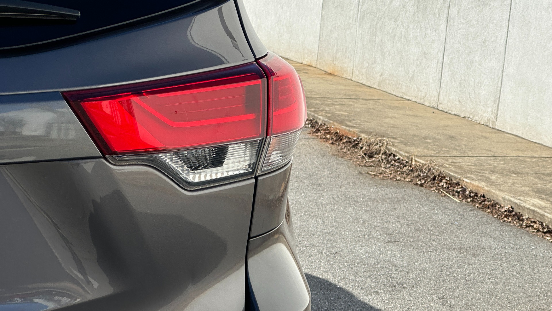Used 2017 Toyota Highlander LE / AWD / V6 ENGINE / ROOF BARS / CLOTH SEATINGG for sale $27,995 at Formula Imports in Charlotte NC 28227 40