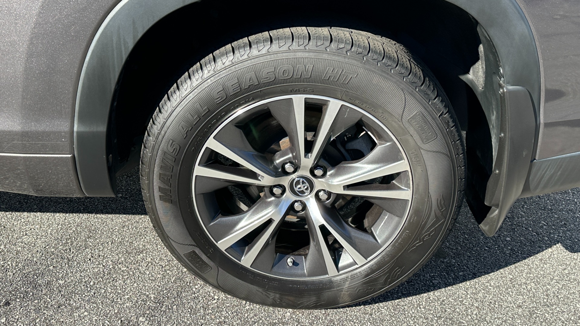 Used 2017 Toyota Highlander LE / AWD / V6 ENGINE / ROOF BARS / CLOTH SEATINGG for sale $27,995 at Formula Imports in Charlotte NC 28227 43
