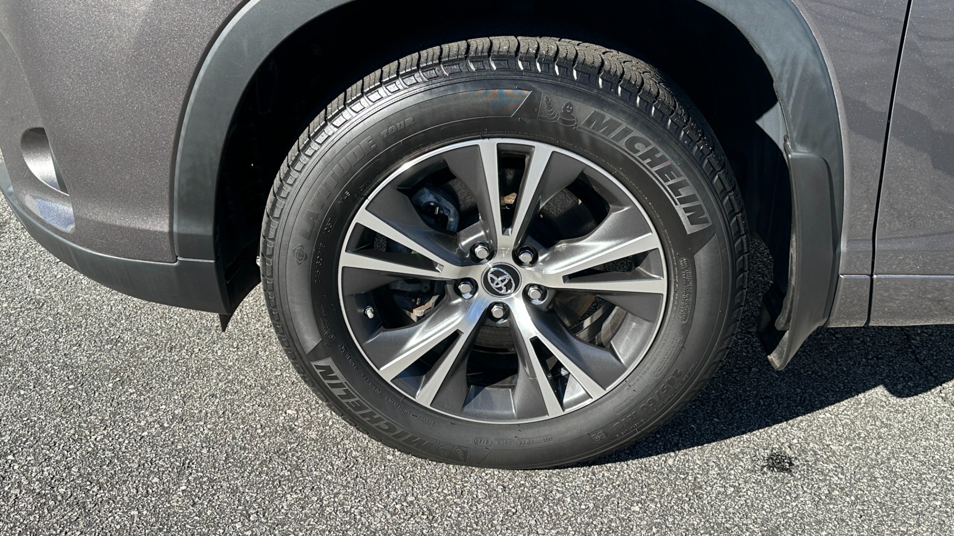 Used 2017 Toyota Highlander LE / AWD / V6 ENGINE / ROOF BARS / CLOTH SEATINGG for sale $27,995 at Formula Imports in Charlotte NC 28227 44