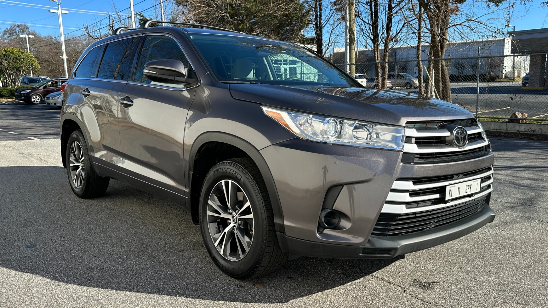 Used 2017 Toyota Highlander LE / AWD / V6 ENGINE / ROOF BARS / CLOTH SEATINGG for sale $27,995 at Formula Imports in Charlotte NC 28227 5