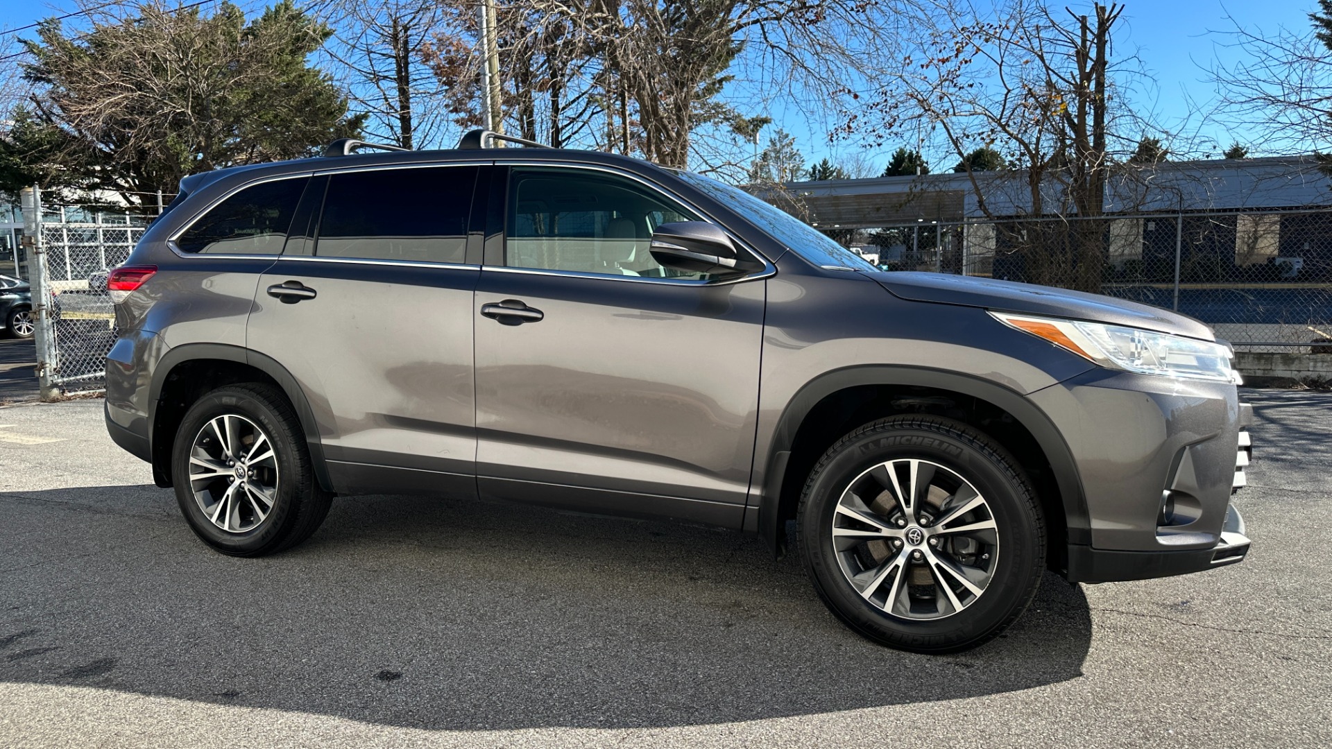 Used 2017 Toyota Highlander LE / AWD / V6 ENGINE / ROOF BARS / CLOTH SEATINGG for sale $27,995 at Formula Imports in Charlotte NC 28227 6