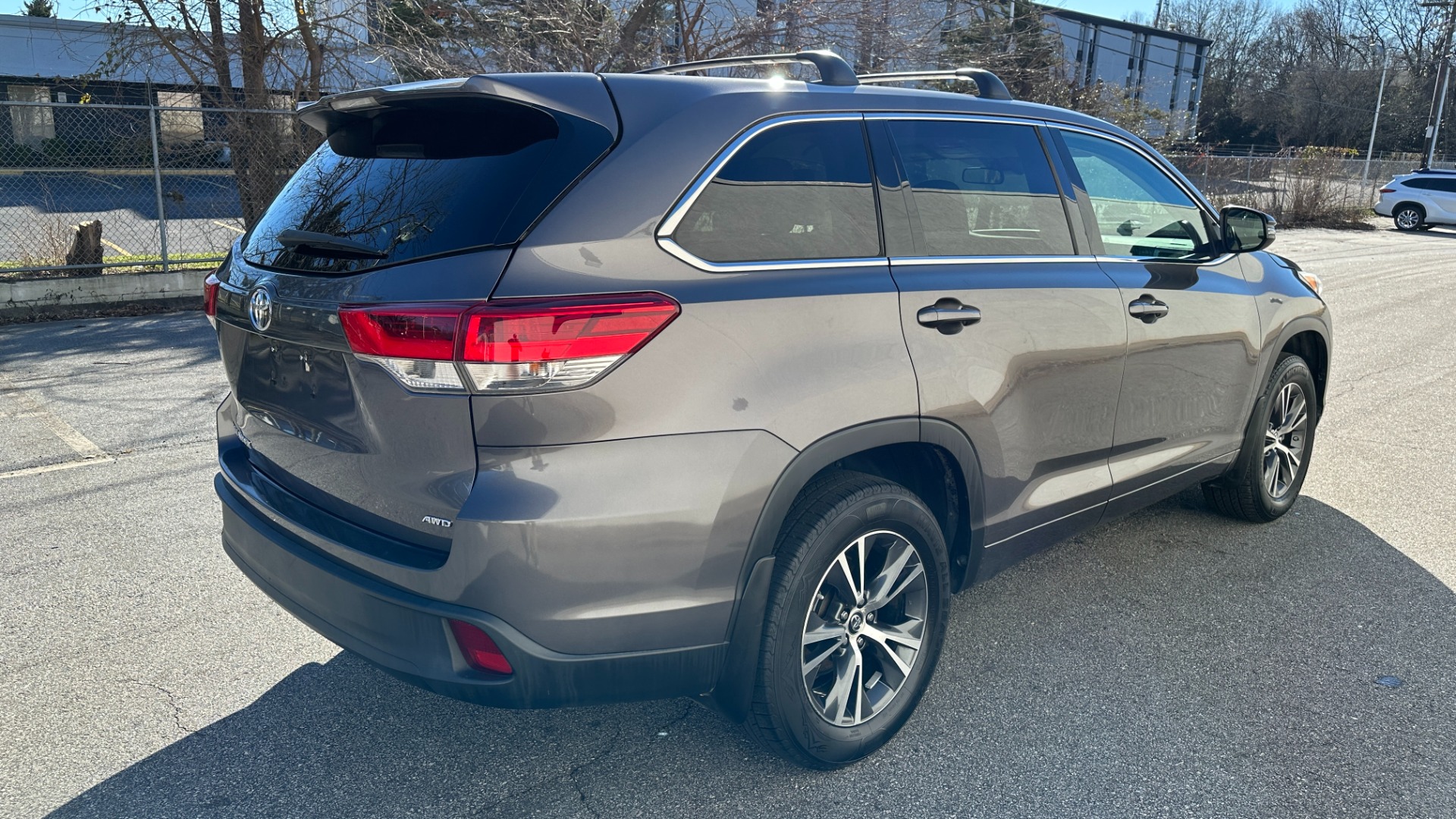 Used 2017 Toyota Highlander LE / AWD / V6 ENGINE / ROOF BARS / CLOTH SEATINGG for sale $27,995 at Formula Imports in Charlotte NC 28227 7