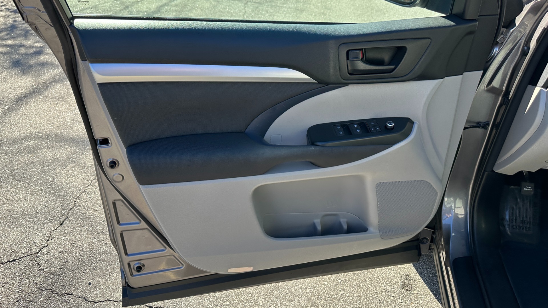 Used 2017 Toyota Highlander LE / AWD / V6 ENGINE / ROOF BARS / CLOTH SEATINGG for sale $27,995 at Formula Imports in Charlotte NC 28227 8
