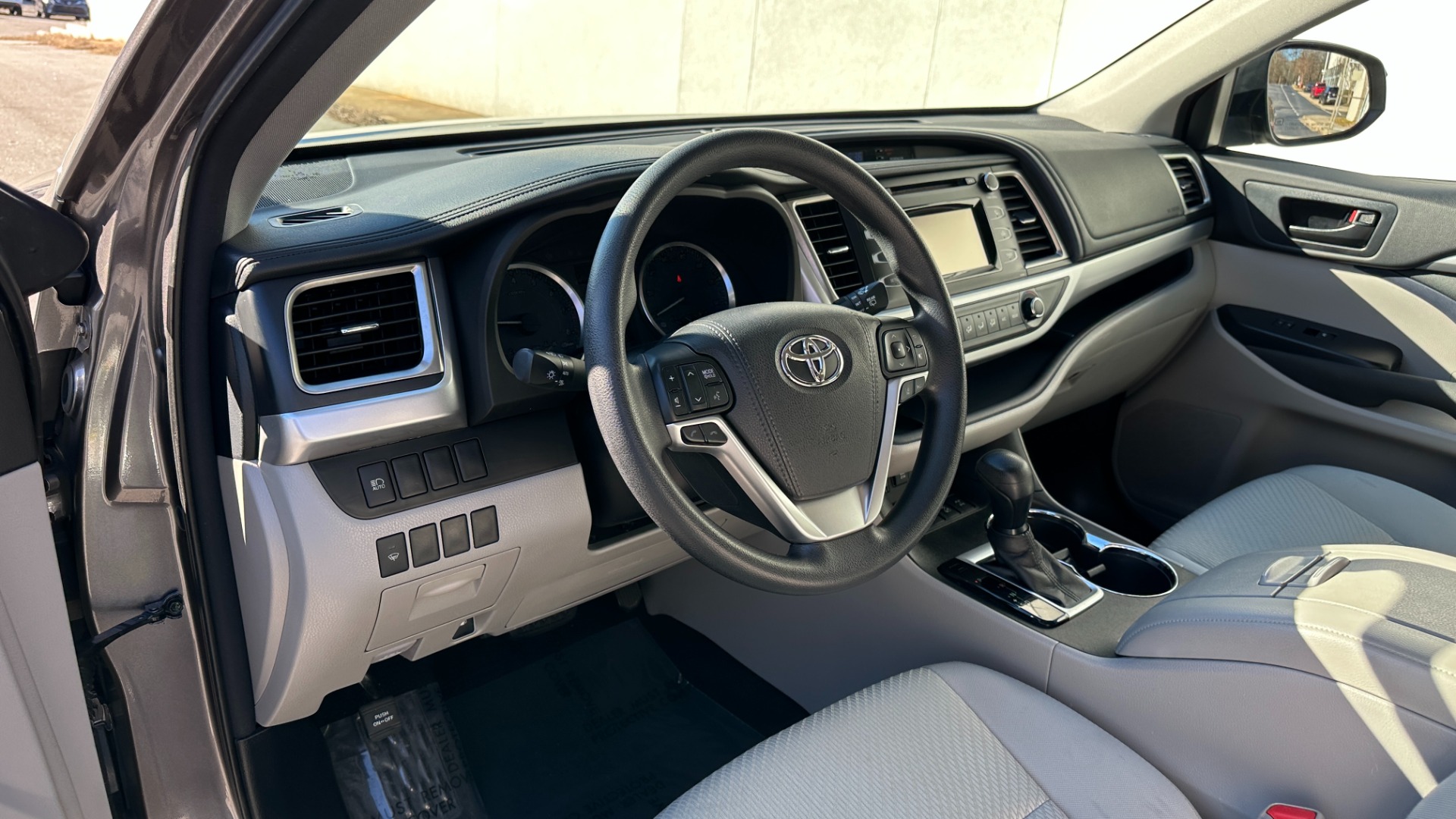 Used 2017 Toyota Highlander LE / AWD / V6 ENGINE / ROOF BARS / CLOTH SEATINGG for sale $27,995 at Formula Imports in Charlotte NC 28227 9