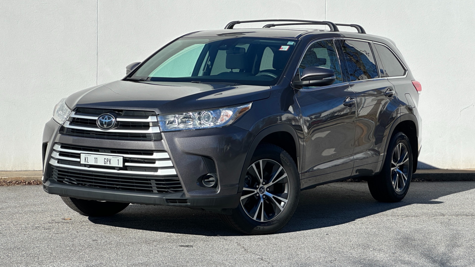 Used 2017 Toyota Highlander LE / AWD / V6 ENGINE / ROOF BARS / CLOTH SEATINGG for sale $27,995 at Formula Imports in Charlotte NC 28227 1