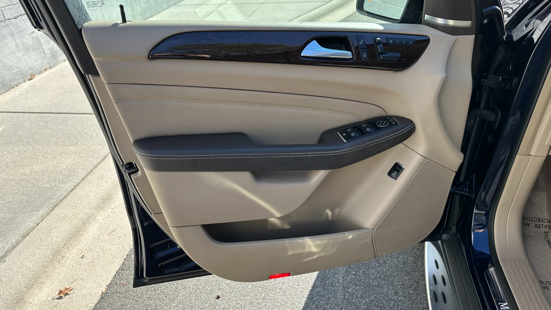 Used 2015 Mercedes-Benz M-Class ML350 AWD / AMBIENT LIGHTING / HK SOUND / PREMIUM PKG / LANE TRACKING for sale Sold at Formula Imports in Charlotte NC 28227 10
