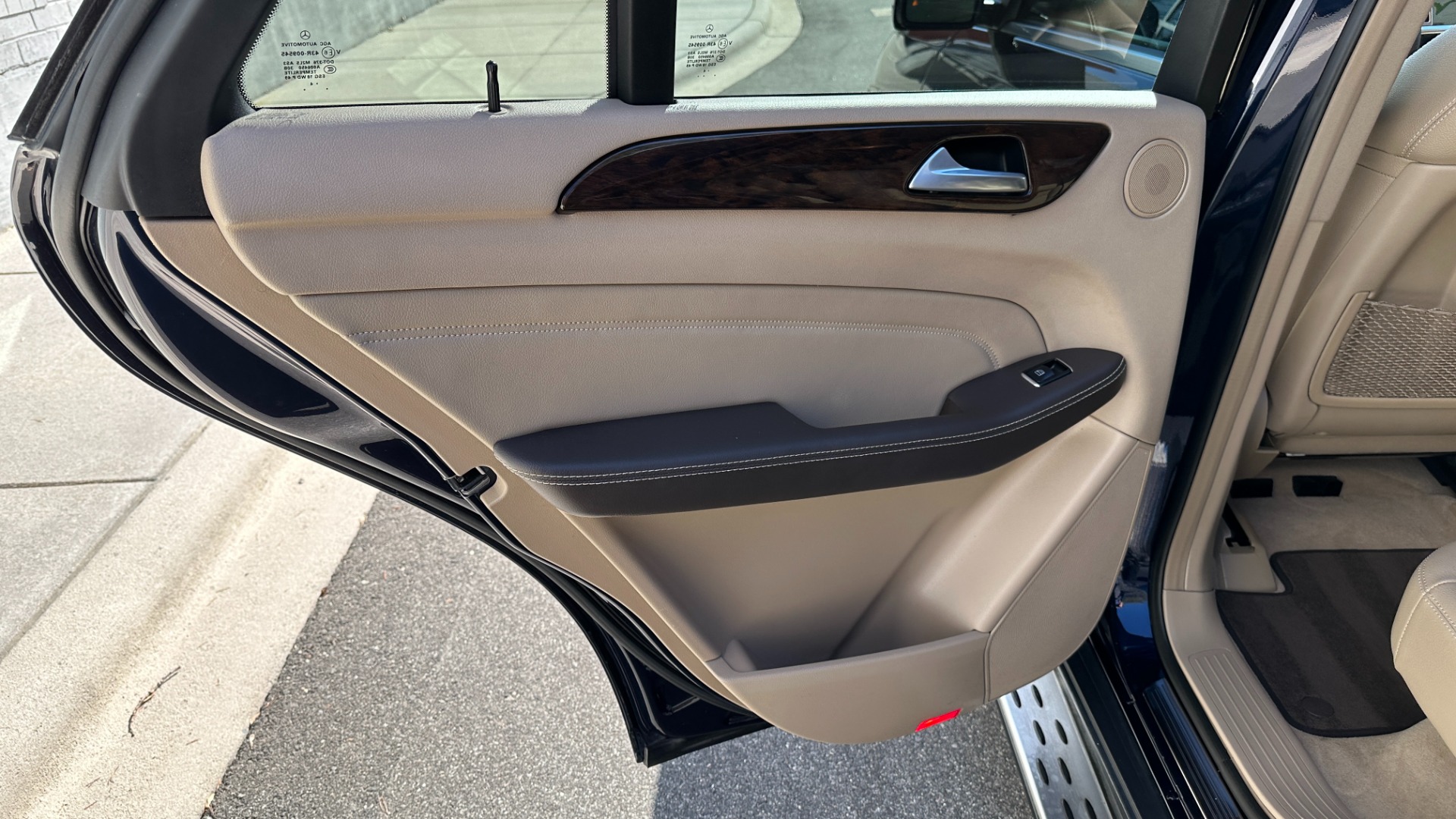 Used 2015 Mercedes-Benz M-Class ML350 AWD / AMBIENT LIGHTING / HK SOUND / PREMIUM PKG / LANE TRACKING for sale Sold at Formula Imports in Charlotte NC 28227 24