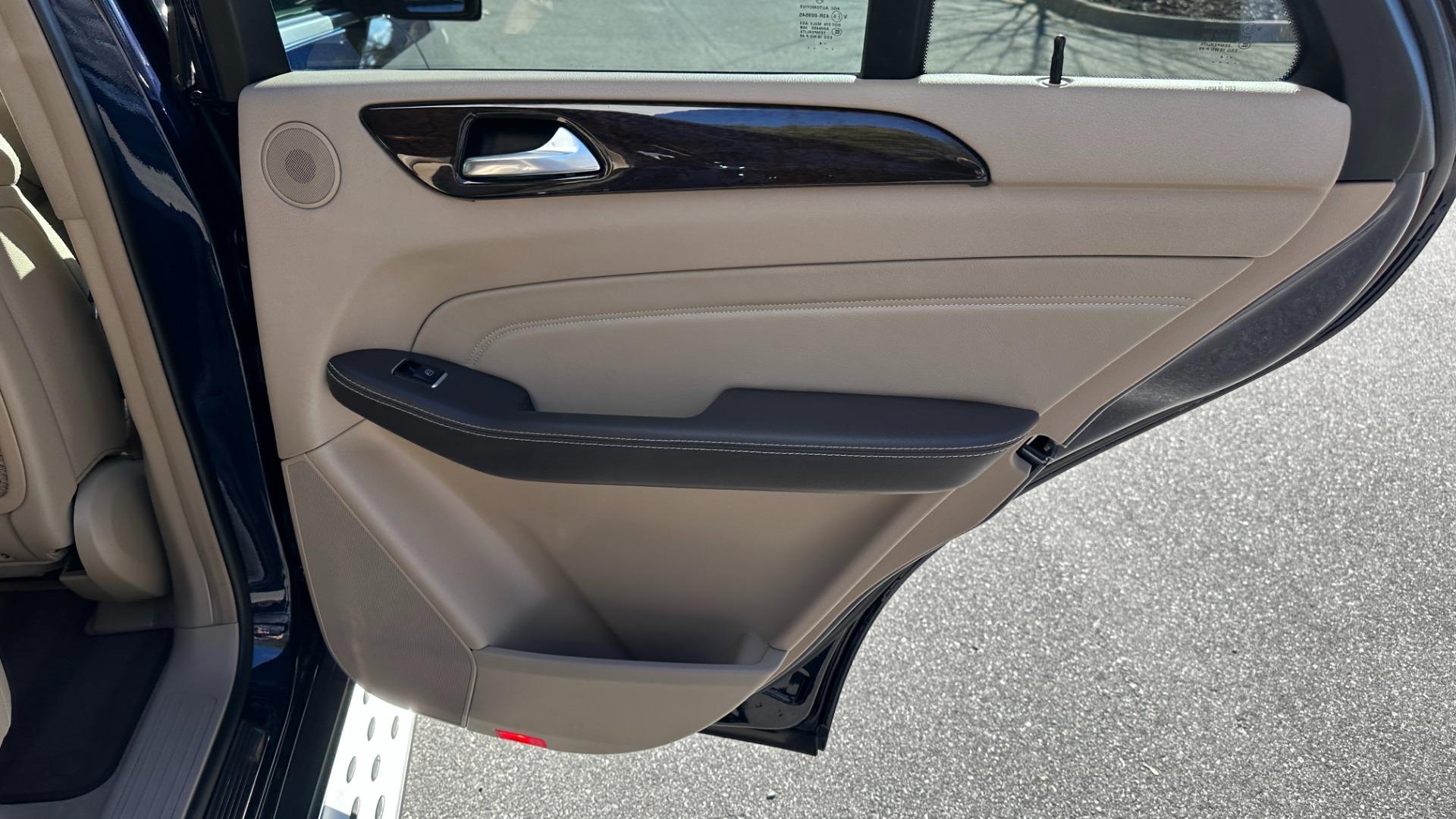 Used 2015 Mercedes-Benz M-Class ML350 AWD / AMBIENT LIGHTING / HK SOUND / PREMIUM PKG / LANE TRACKING for sale Sold at Formula Imports in Charlotte NC 28227 30