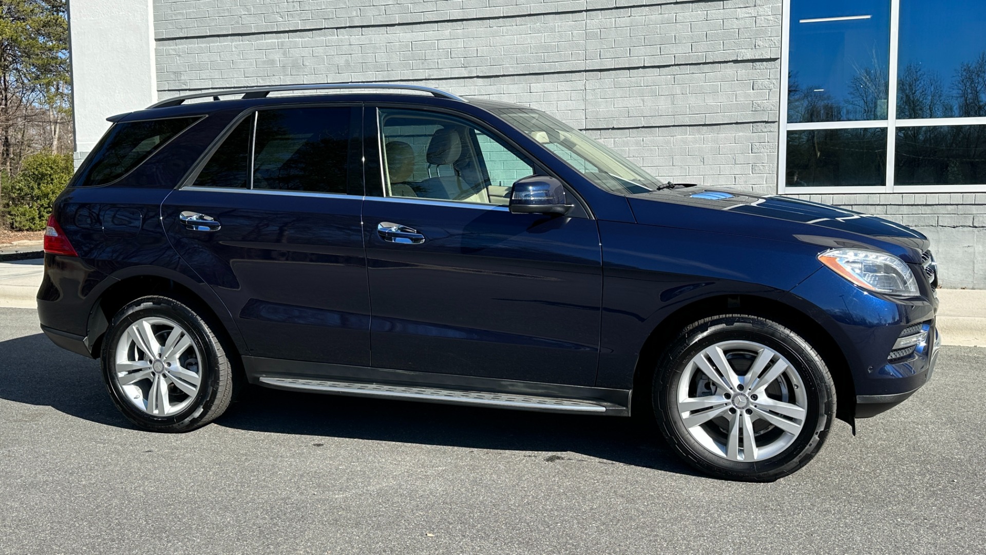 Used 2015 Mercedes-Benz M-Class ML350 AWD / AMBIENT LIGHTING / HK SOUND / PREMIUM PKG / LANE TRACKING for sale Sold at Formula Imports in Charlotte NC 28227 6
