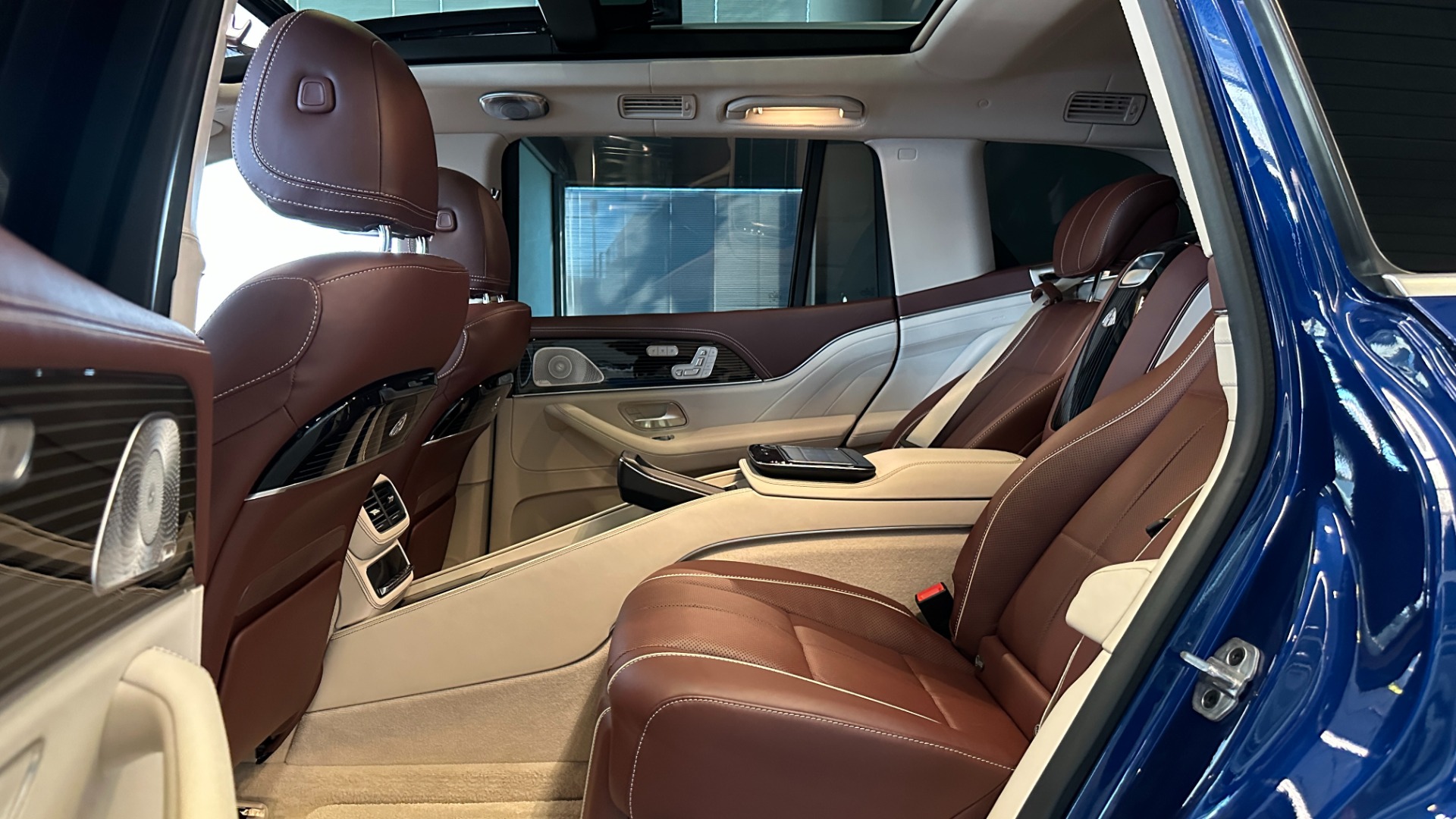Used 2021 Mercedes-Benz GLS MAYBACH GLS600 / 23IN WHEELS / PIANO BLACK TRIM / CHAMPAGNE FRIDGE for sale $216,995 at Formula Imports in Charlotte NC 28227 18