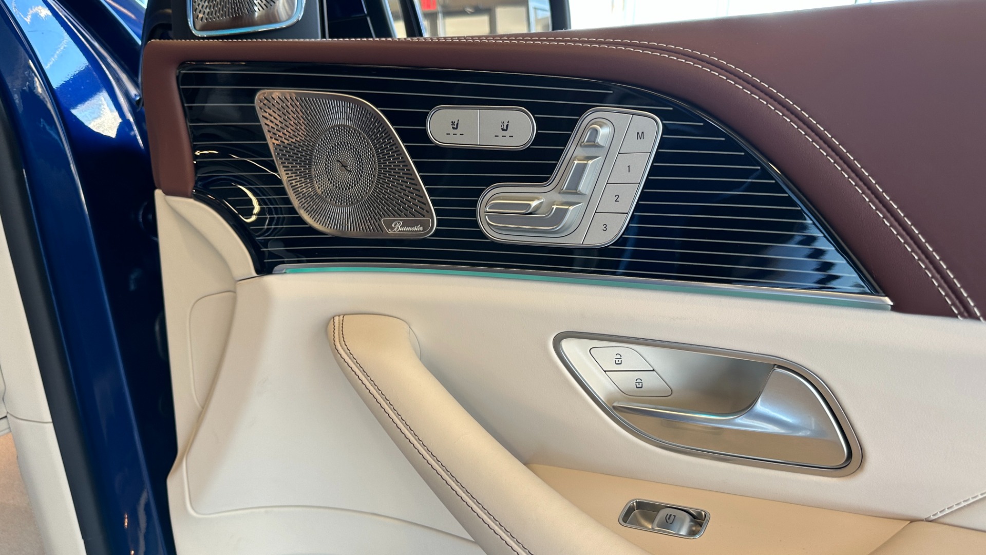 Used 2021 Mercedes-Benz GLS MAYBACH GLS600 / 23IN WHEELS / PIANO BLACK TRIM / CHAMPAGNE FRIDGE for sale $216,995 at Formula Imports in Charlotte NC 28227 35