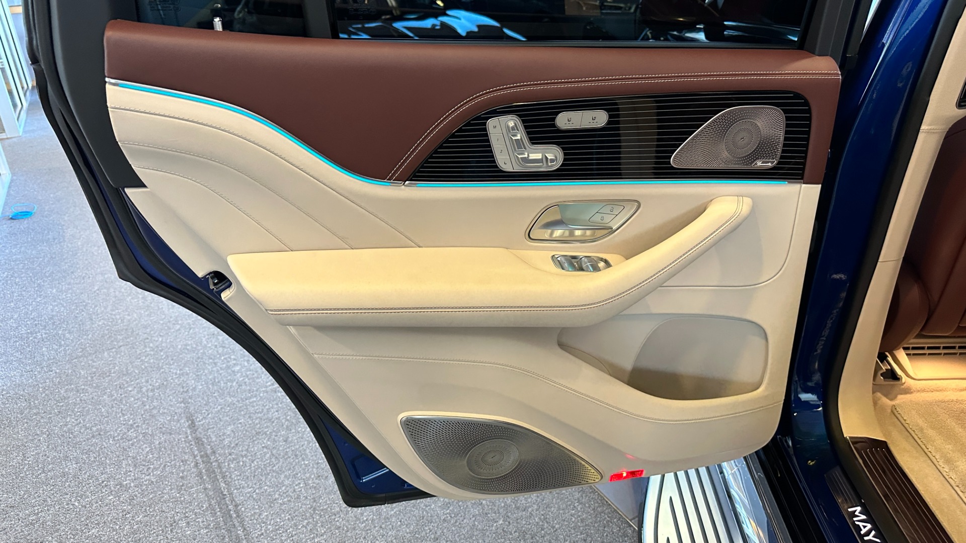 Used 2021 Mercedes-Benz GLS MAYBACH GLS600 / 23IN WHEELS / PIANO BLACK TRIM / CHAMPAGNE FRIDGE for sale $216,995 at Formula Imports in Charlotte NC 28227 43