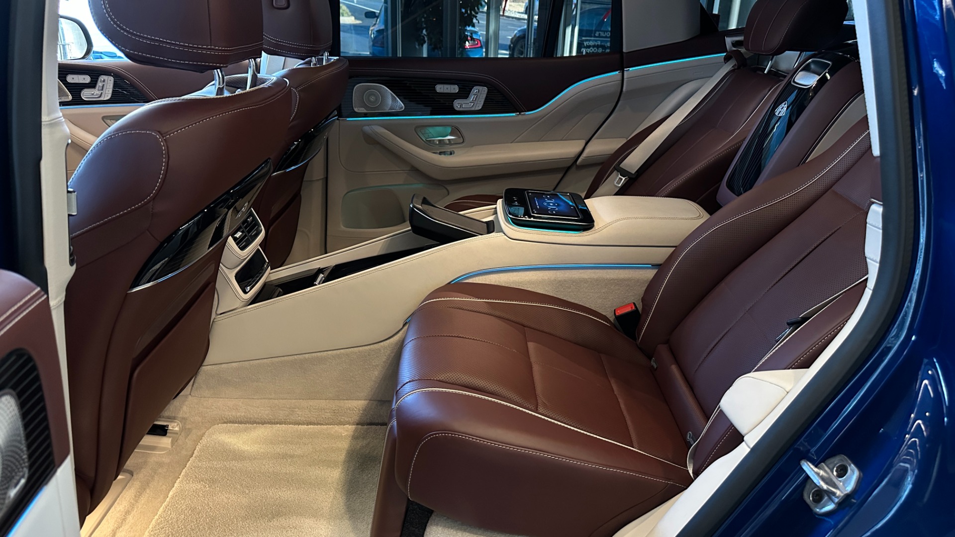 Used 2021 Mercedes-Benz GLS MAYBACH GLS600 / 23IN WHEELS / PIANO BLACK TRIM / CHAMPAGNE FRIDGE for sale $216,995 at Formula Imports in Charlotte NC 28227 44