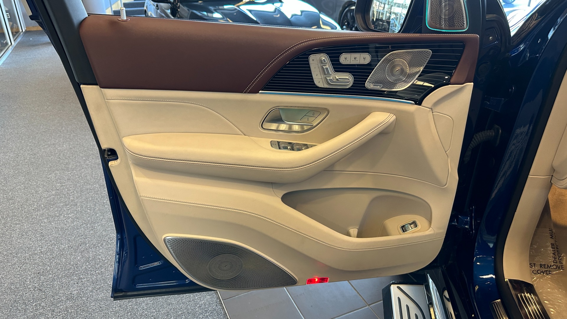 Used 2021 Mercedes-Benz GLS MAYBACH GLS600 / 23IN WHEELS / PIANO BLACK TRIM / CHAMPAGNE FRIDGE for sale $216,995 at Formula Imports in Charlotte NC 28227 45