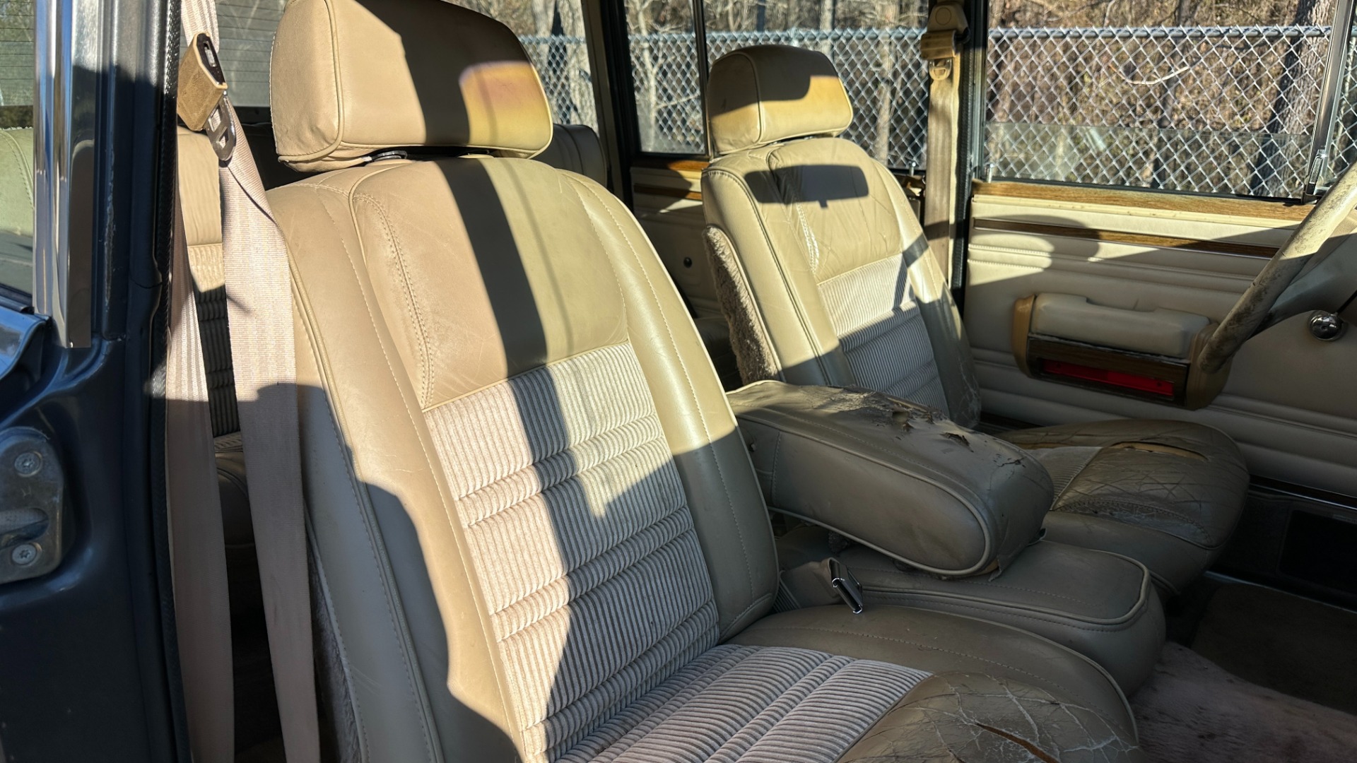 Used 1990 Jeep 5.9L V8 ENGINE / LEATHER AND CLOTH / WOOD SIDING / 4WD for sale $15,995 at Formula Imports in Charlotte NC 28227 12