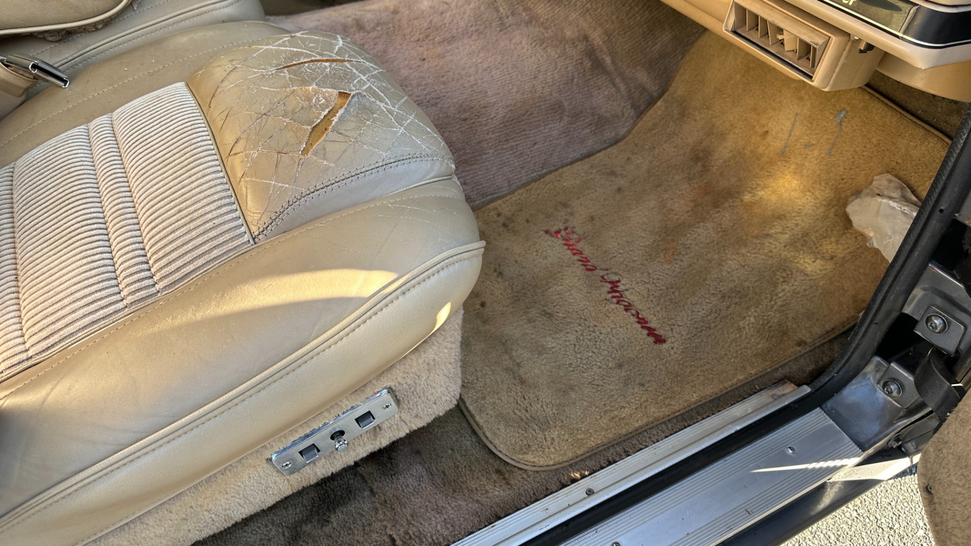 Used 1990 Jeep 5.9L V8 ENGINE / LEATHER AND CLOTH / WOOD SIDING / 4WD for sale $15,995 at Formula Imports in Charlotte NC 28227 14