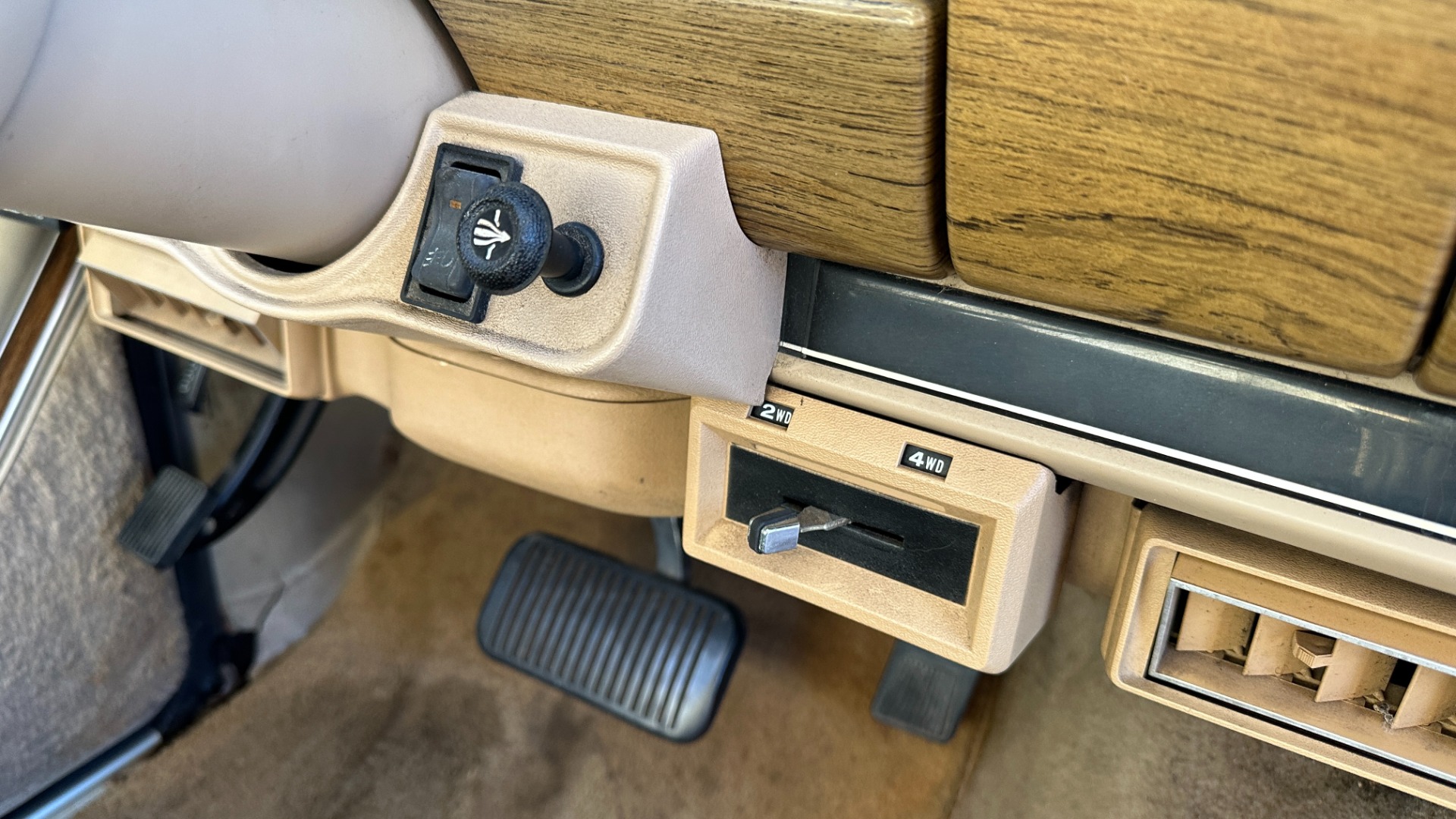 Used 1990 Jeep 5.9L V8 ENGINE / LEATHER AND CLOTH / WOOD SIDING / 4WD for sale $15,995 at Formula Imports in Charlotte NC 28227 20