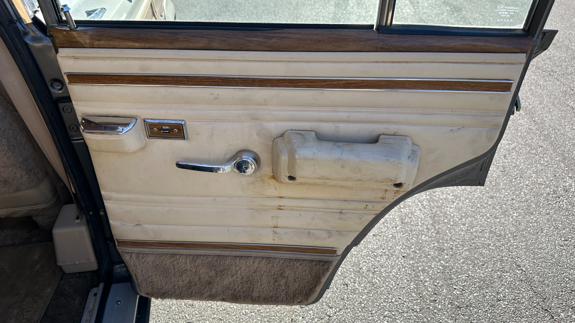 Used 1990 Jeep 5.9L V8 ENGINE / LEATHER AND CLOTH / WOOD SIDING / 4WD for sale $15,995 at Formula Imports in Charlotte NC 28227 23