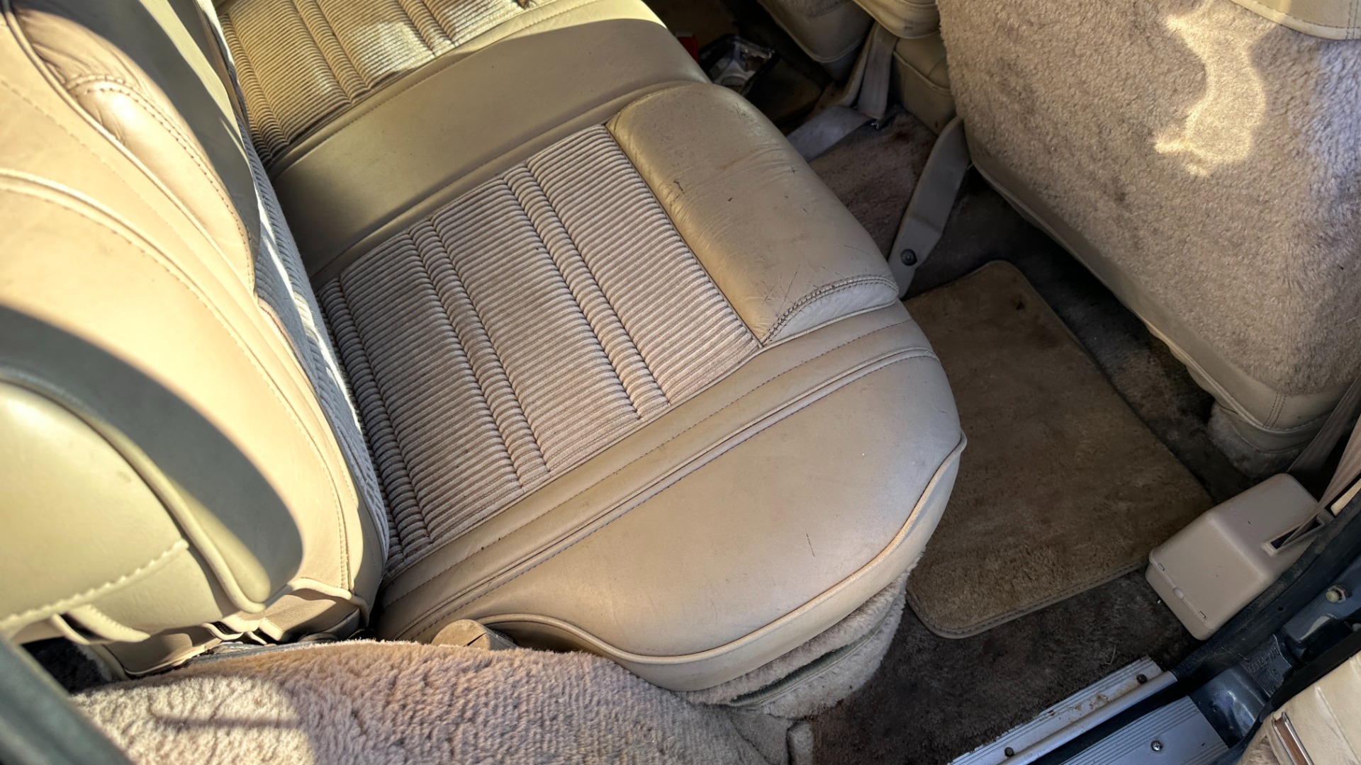 Used 1990 Jeep 5.9L V8 ENGINE / LEATHER AND CLOTH / WOOD SIDING / 4WD for sale $15,995 at Formula Imports in Charlotte NC 28227 25
