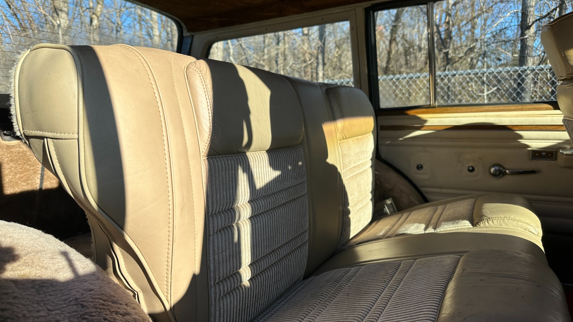 Used 1990 Jeep 5.9L V8 ENGINE / LEATHER AND CLOTH / WOOD SIDING / 4WD for sale $15,995 at Formula Imports in Charlotte NC 28227 26