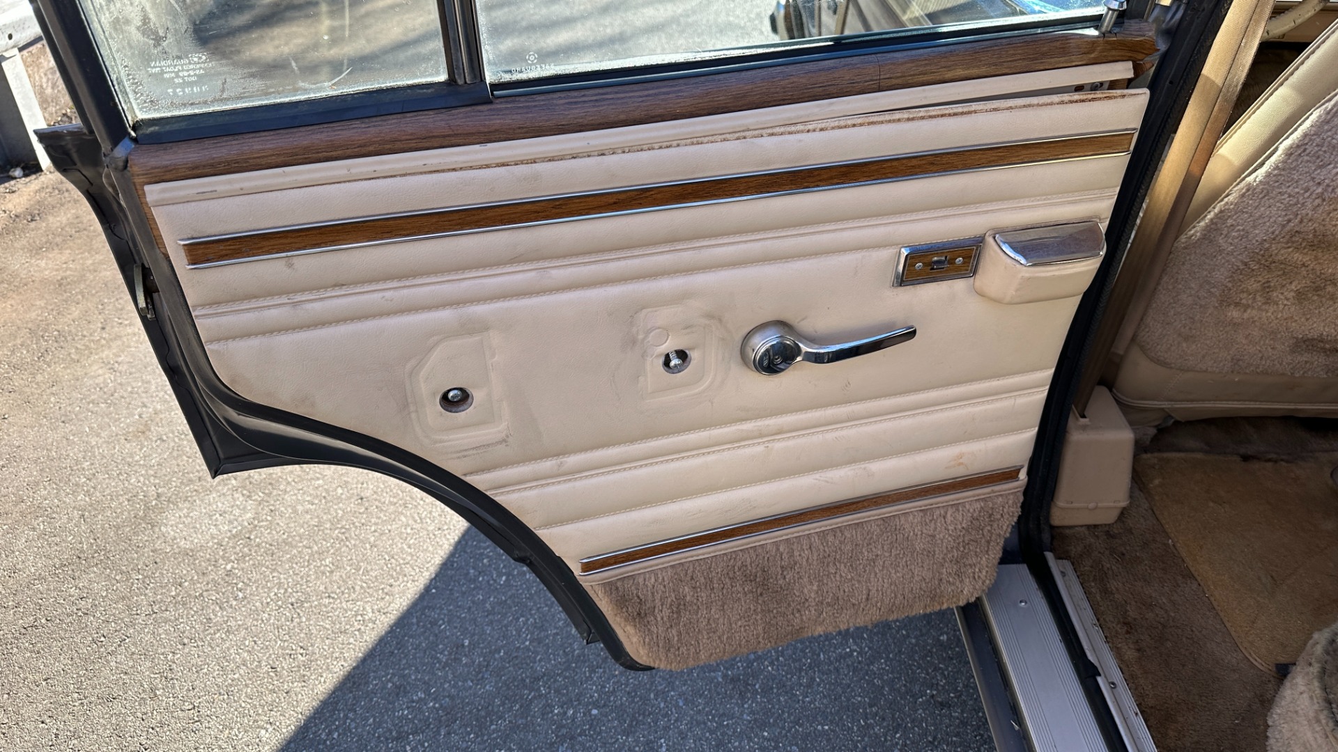 Used 1990 Jeep 5.9L V8 ENGINE / LEATHER AND CLOTH / WOOD SIDING / 4WD for sale $15,995 at Formula Imports in Charlotte NC 28227 33
