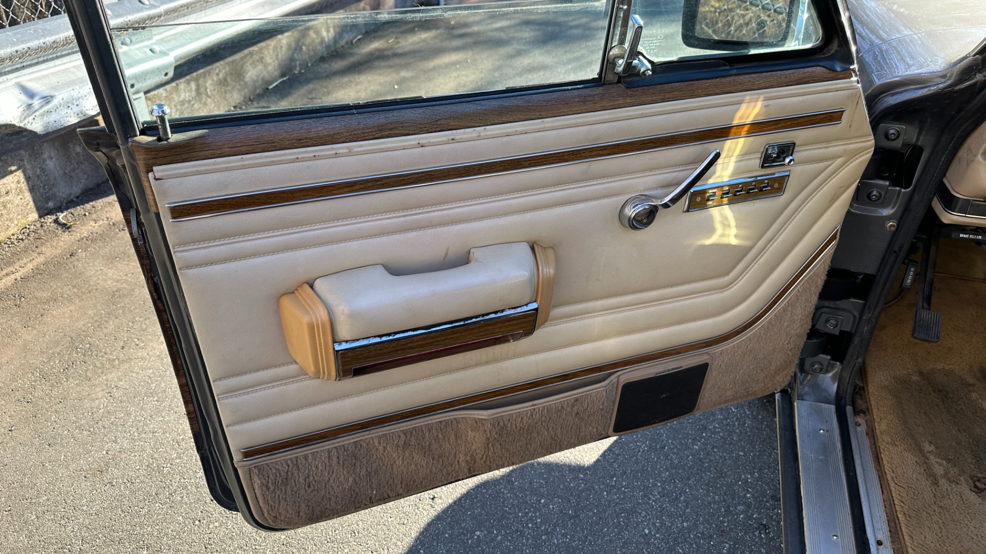 Used 1990 Jeep 5.9L V8 ENGINE / LEATHER AND CLOTH / WOOD SIDING / 4WD for sale $15,995 at Formula Imports in Charlotte NC 28227 39