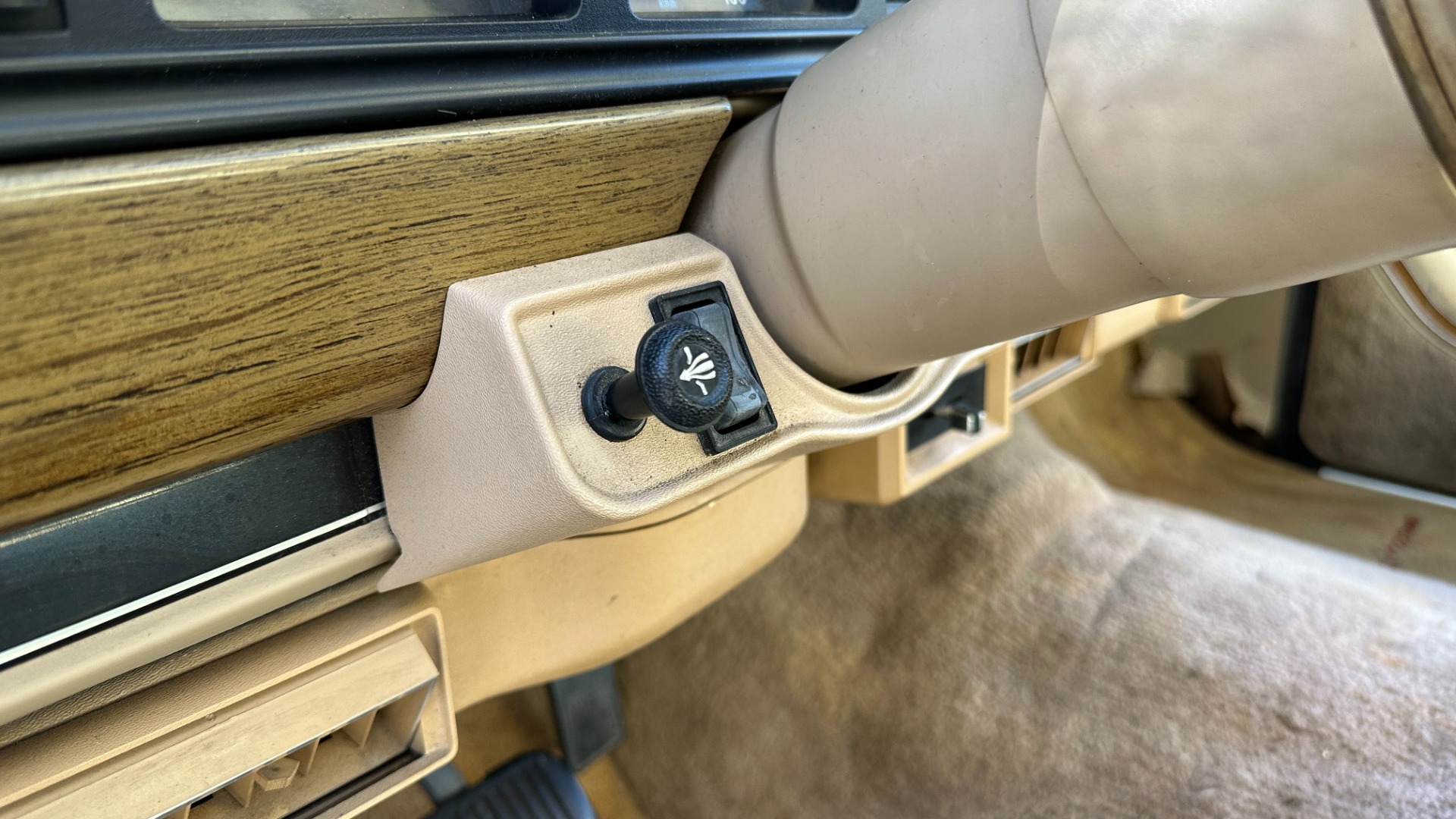 Used 1990 Jeep 5.9L V8 ENGINE / LEATHER AND CLOTH / WOOD SIDING / 4WD for sale $15,995 at Formula Imports in Charlotte NC 28227 45