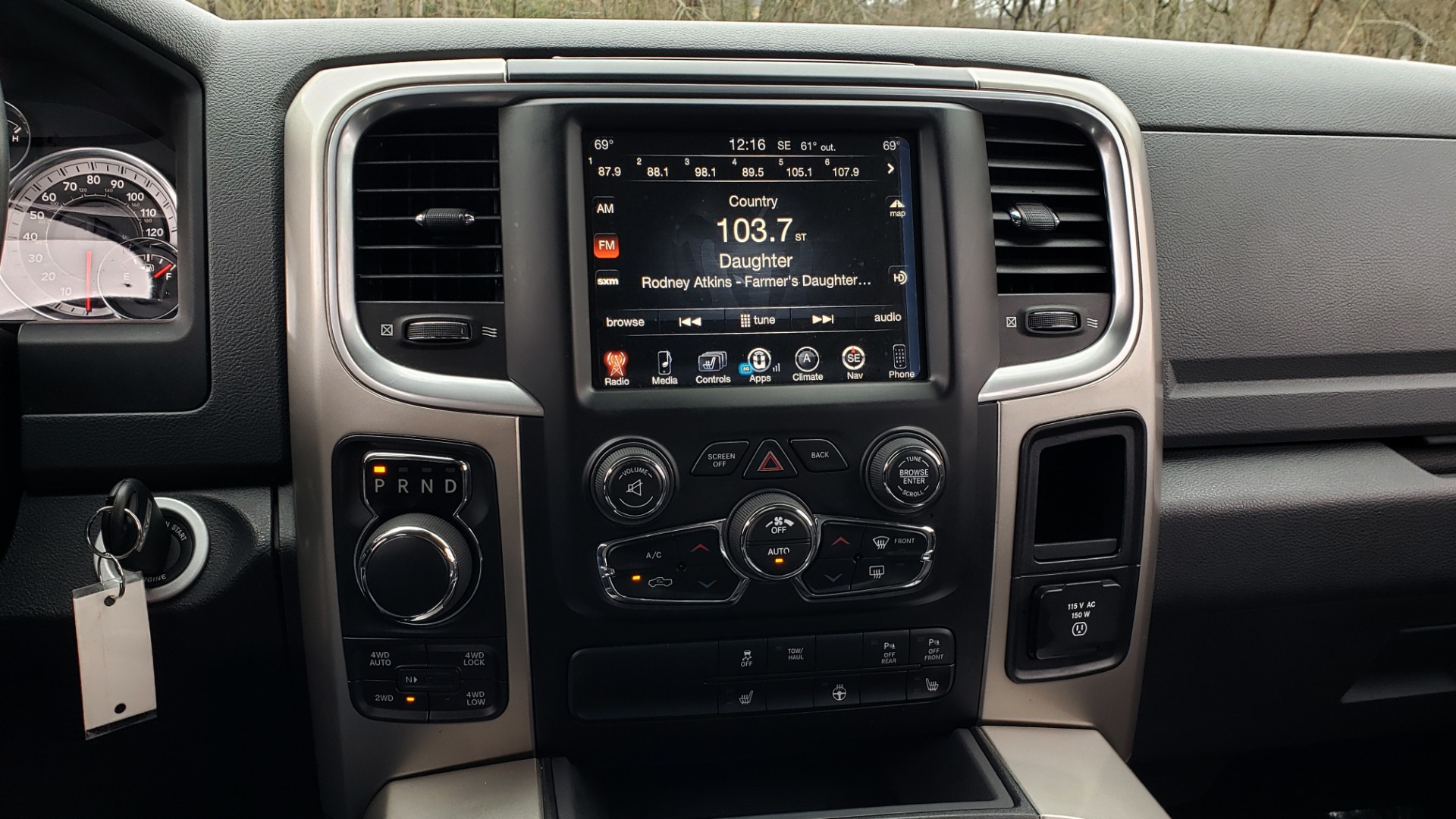 Used 2016 Ram 1500 BIG HORN 5.7L HEMI CREW CAB / HTD STS / NAV / REAVIEW for sale Sold at Formula Imports in Charlotte NC 28227 41