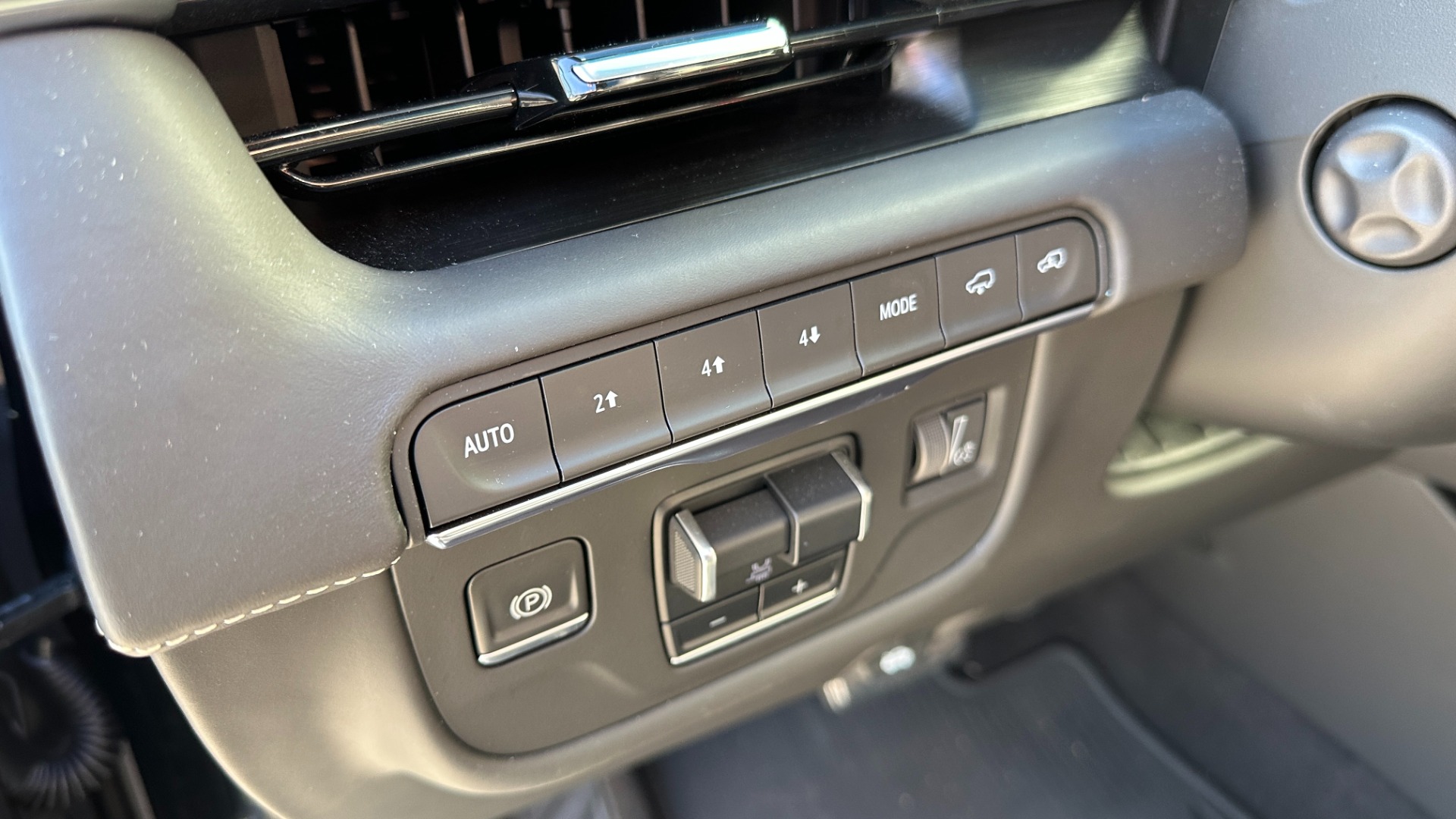 Used 2022 Cadillac Escalade SPORT PLATINUM / NIGHT VISION / BLACKOUT / PERFORMANCE / HEAVY DUTY TRAILER for sale $127,995 at Formula Imports in Charlotte NC 28227 15