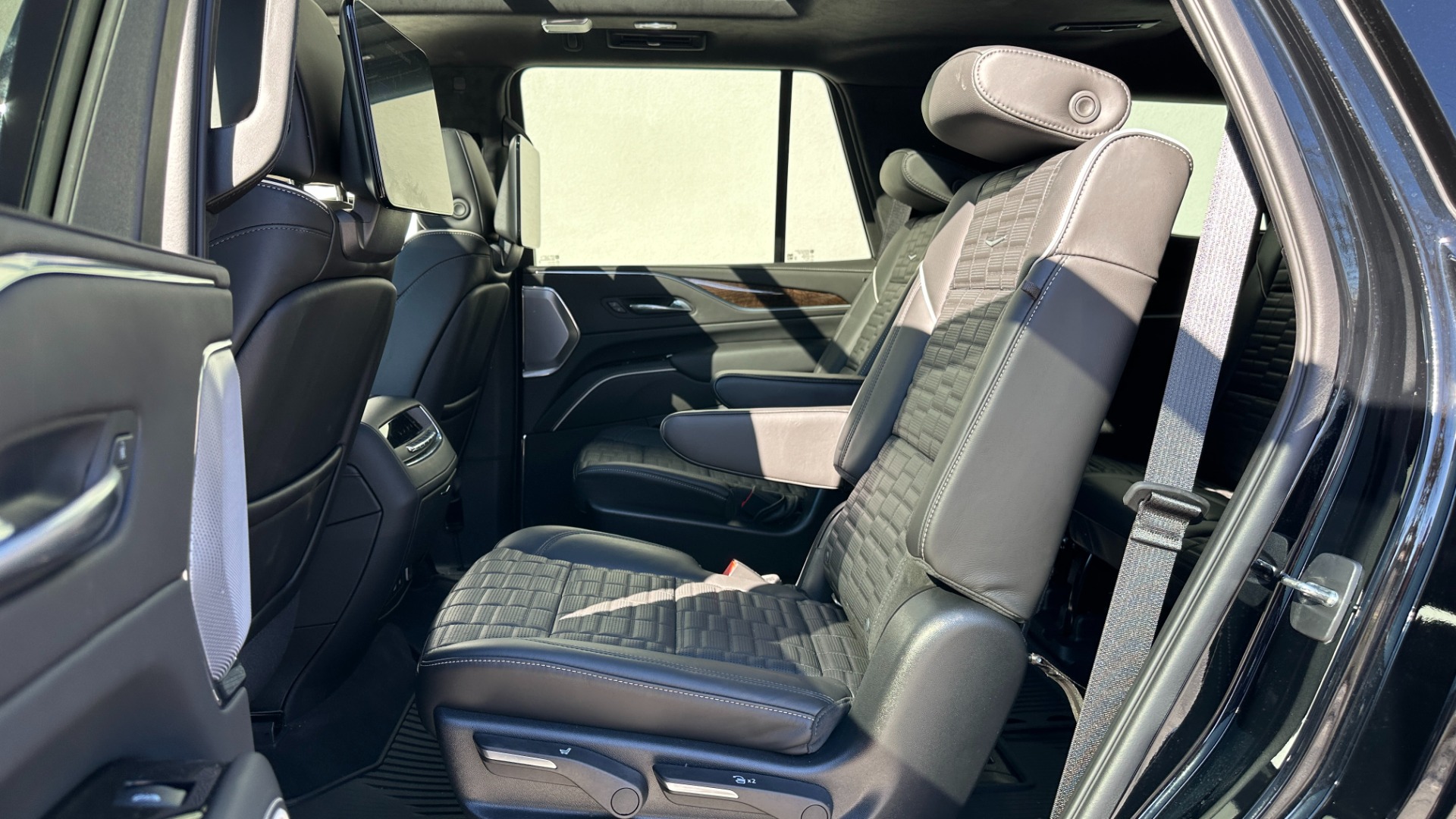 Used 2022 Cadillac Escalade SPORT PLATINUM / NIGHT VISION / BLACKOUT / PERFORMANCE / HEAVY DUTY TRAILER for sale $127,995 at Formula Imports in Charlotte NC 28227 23
