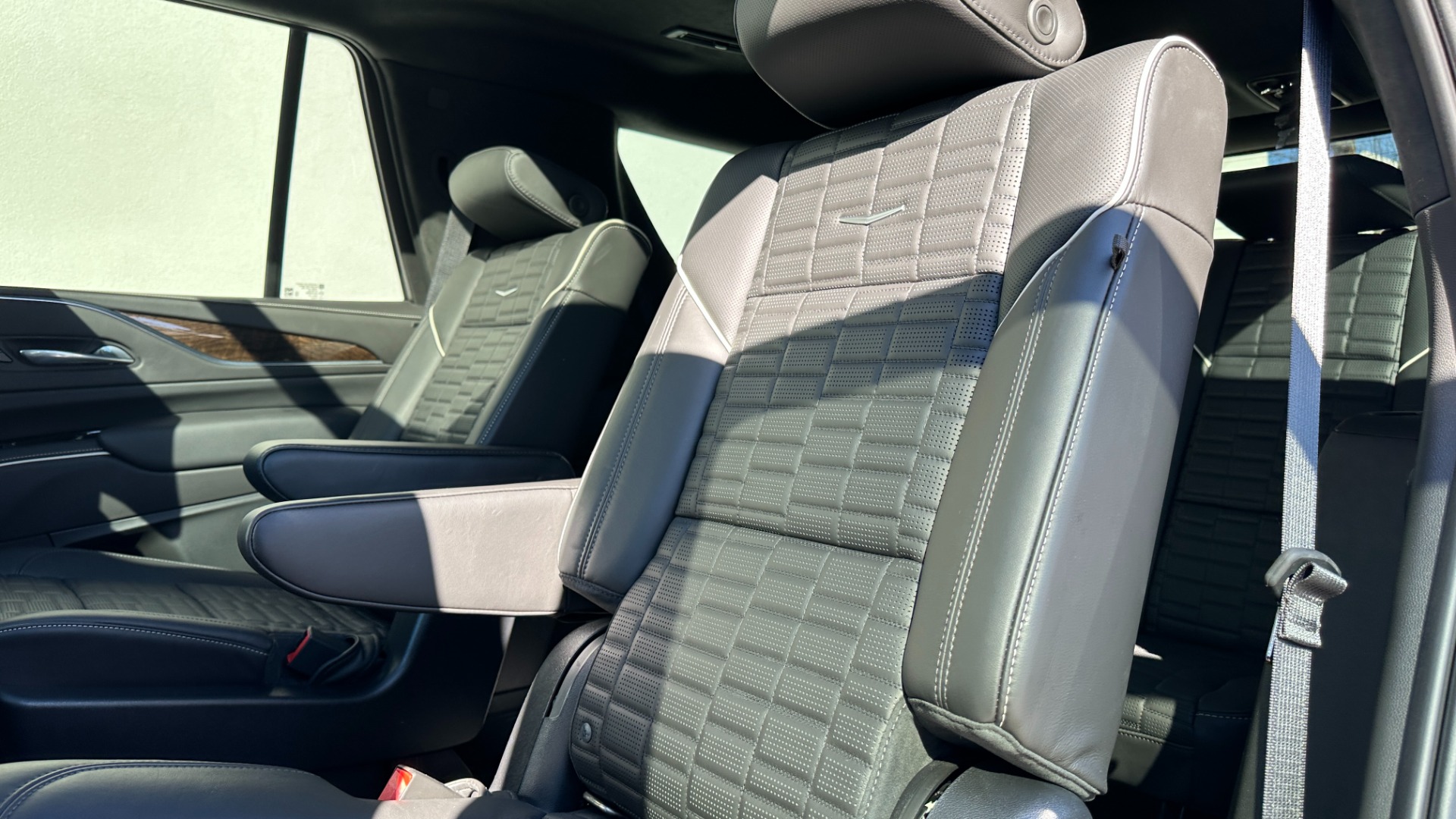 Used 2022 Cadillac Escalade SPORT PLATINUM / NIGHT VISION / BLACKOUT / PERFORMANCE / HEAVY DUTY TRAILER for sale $127,995 at Formula Imports in Charlotte NC 28227 24