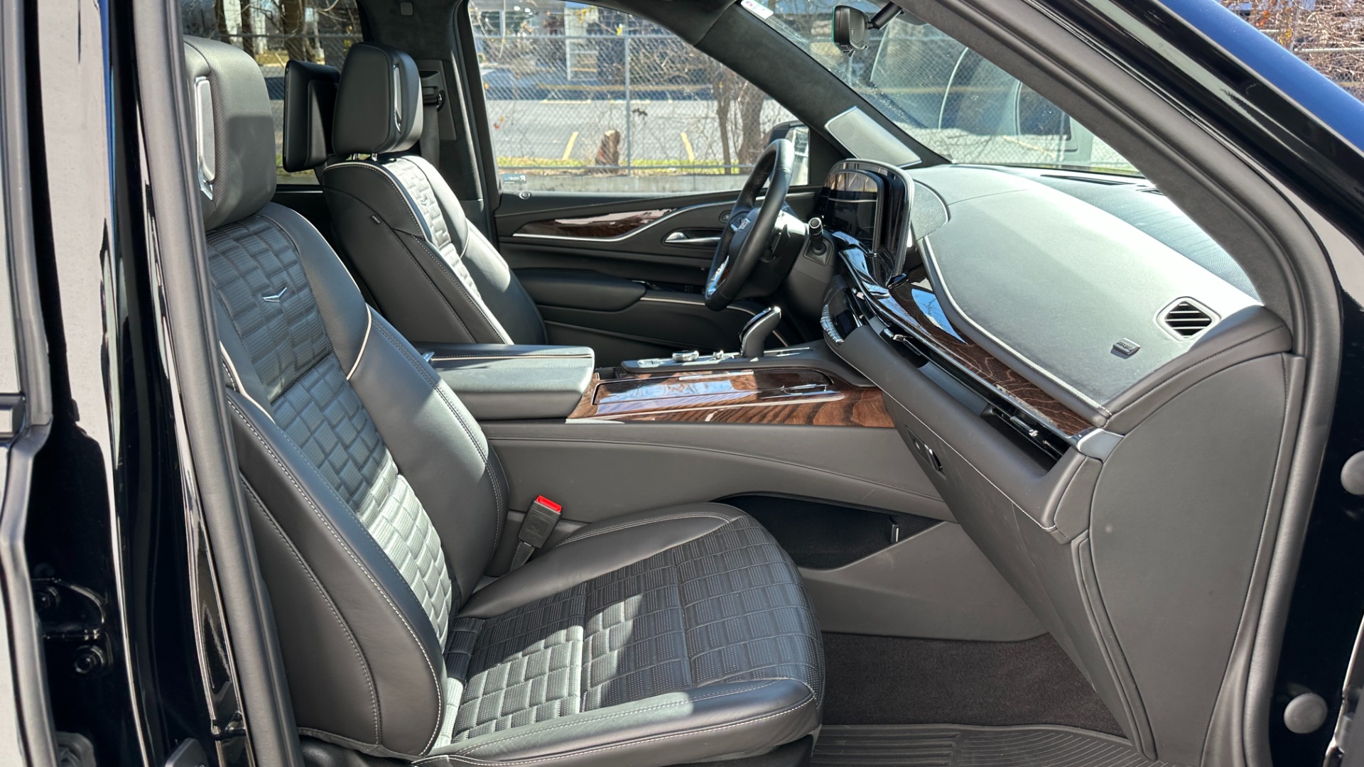 Used 2022 Cadillac Escalade SPORT PLATINUM / NIGHT VISION / BLACKOUT / PERFORMANCE / HEAVY DUTY TRAILER for sale $127,995 at Formula Imports in Charlotte NC 28227 32