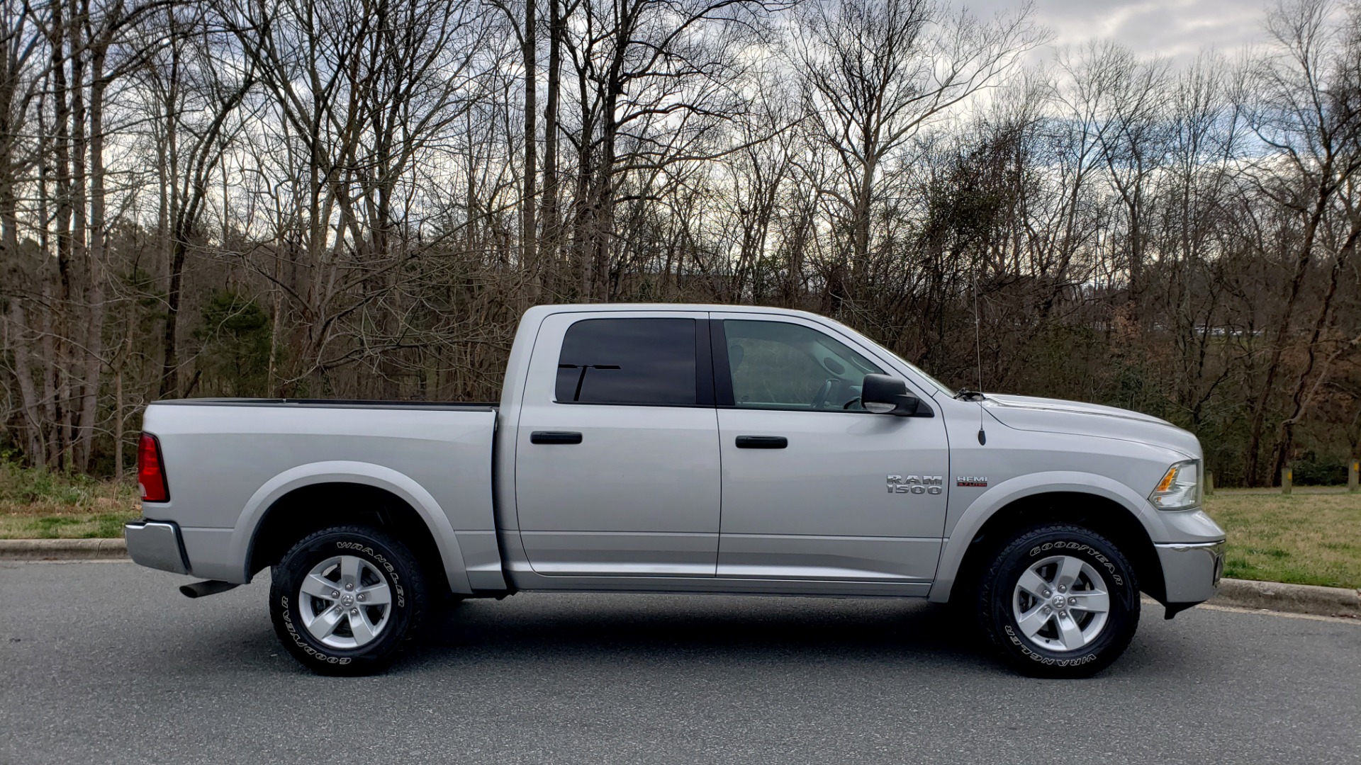 Used 2016 Ram 1500 OUTDOORSMAN 4X4 / CREW CAB / REARVIEW / HTD STS for sale Sold at Formula Imports in Charlotte NC 28227 5