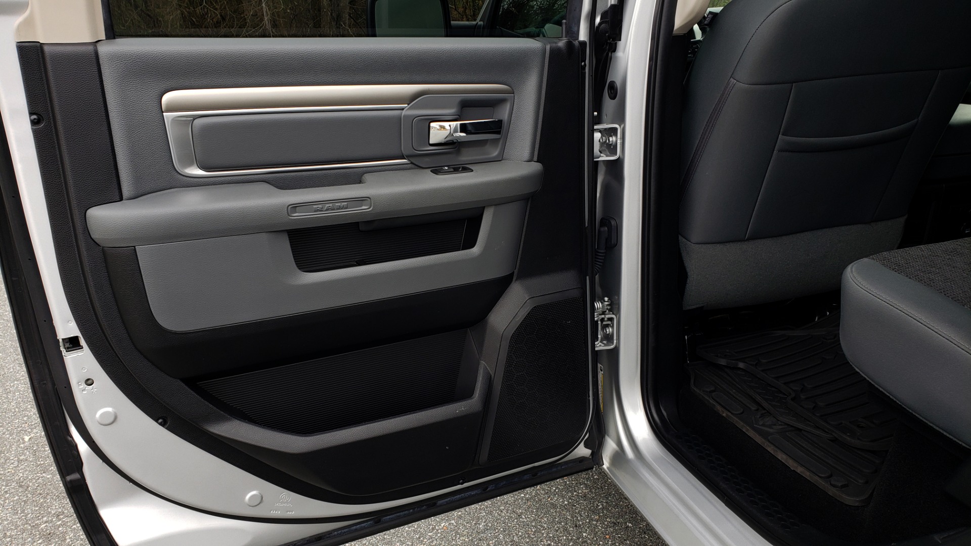 Used 2016 Ram 1500 OUTDOORSMAN 4X4 / CREW CAB / REARVIEW / HTD STS for sale Sold at Formula Imports in Charlotte NC 28227 54