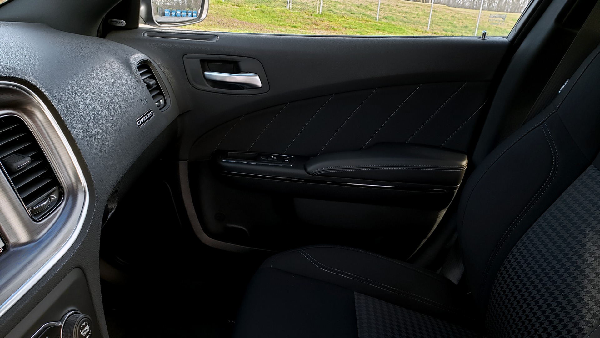 Used 2018 Dodge CHARGER SXT PLUS W/BLACKTOP / V6 / AUTO / KEYLESS-GO / PARK ASST for sale Sold at Formula Imports in Charlotte NC 28227 49